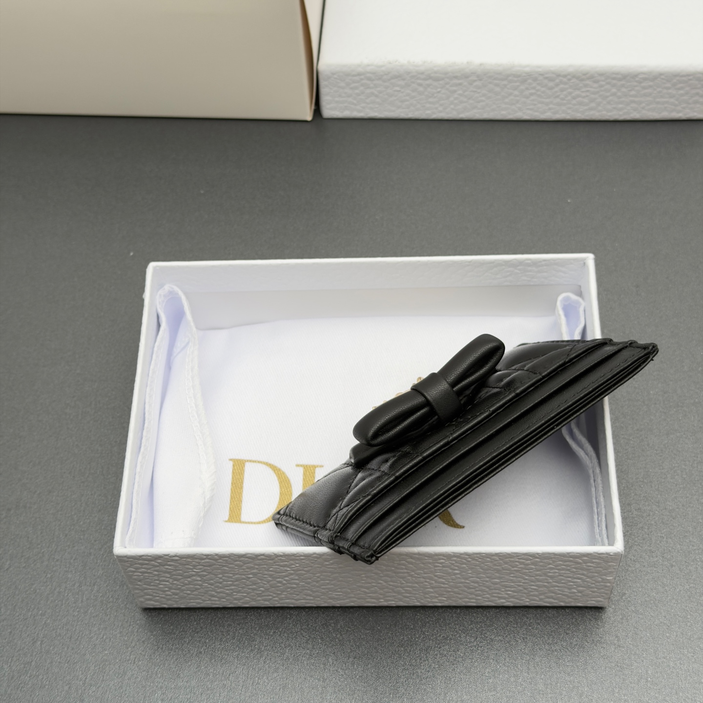 Dior Lady Freesia卡夹系列采用柔软羊皮革等材料精心制作 搭配藤格纹缉面线
