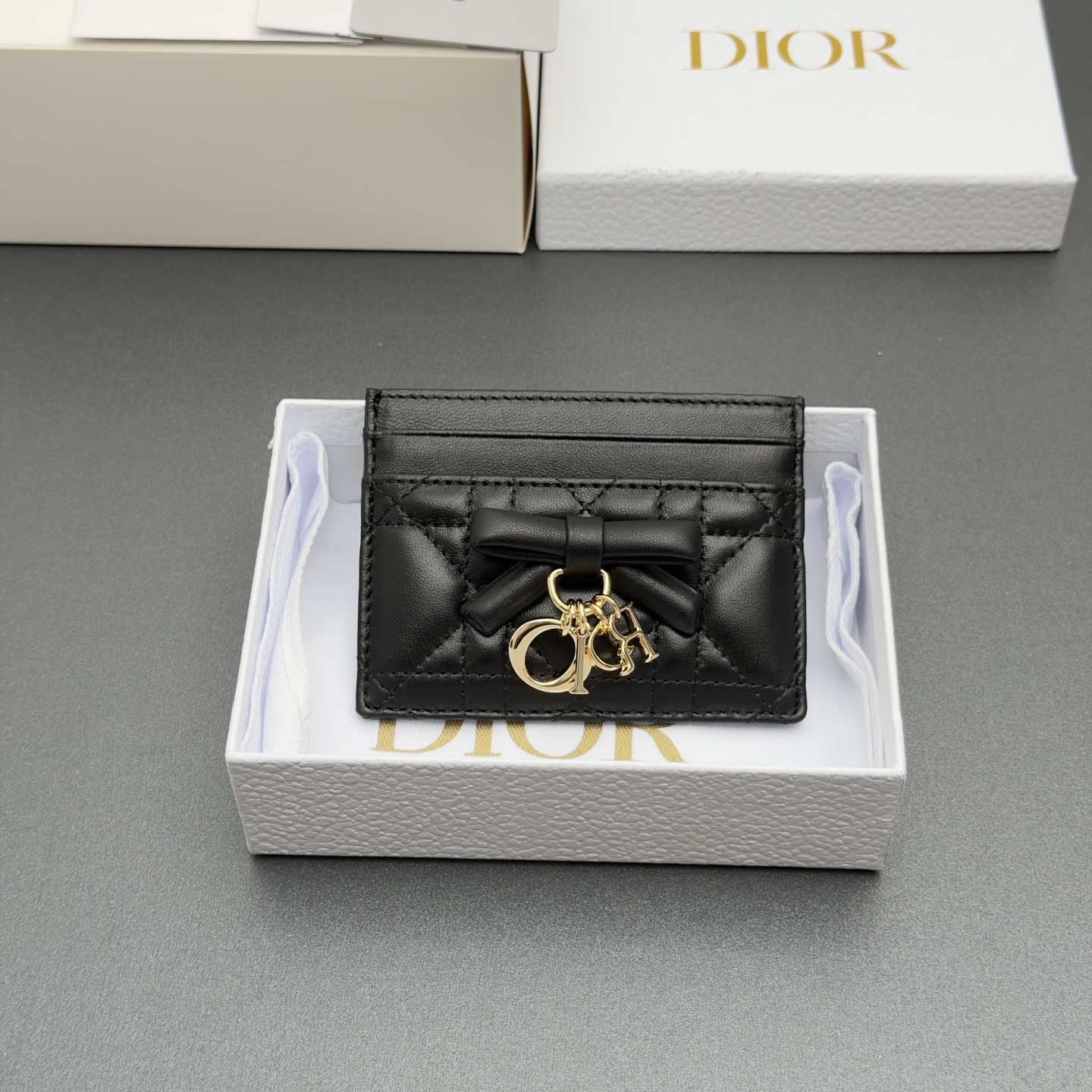 Dior Lady Freesia卡夹系列采用柔软羊皮革等材料精心制作 搭配藤格纹缉面线