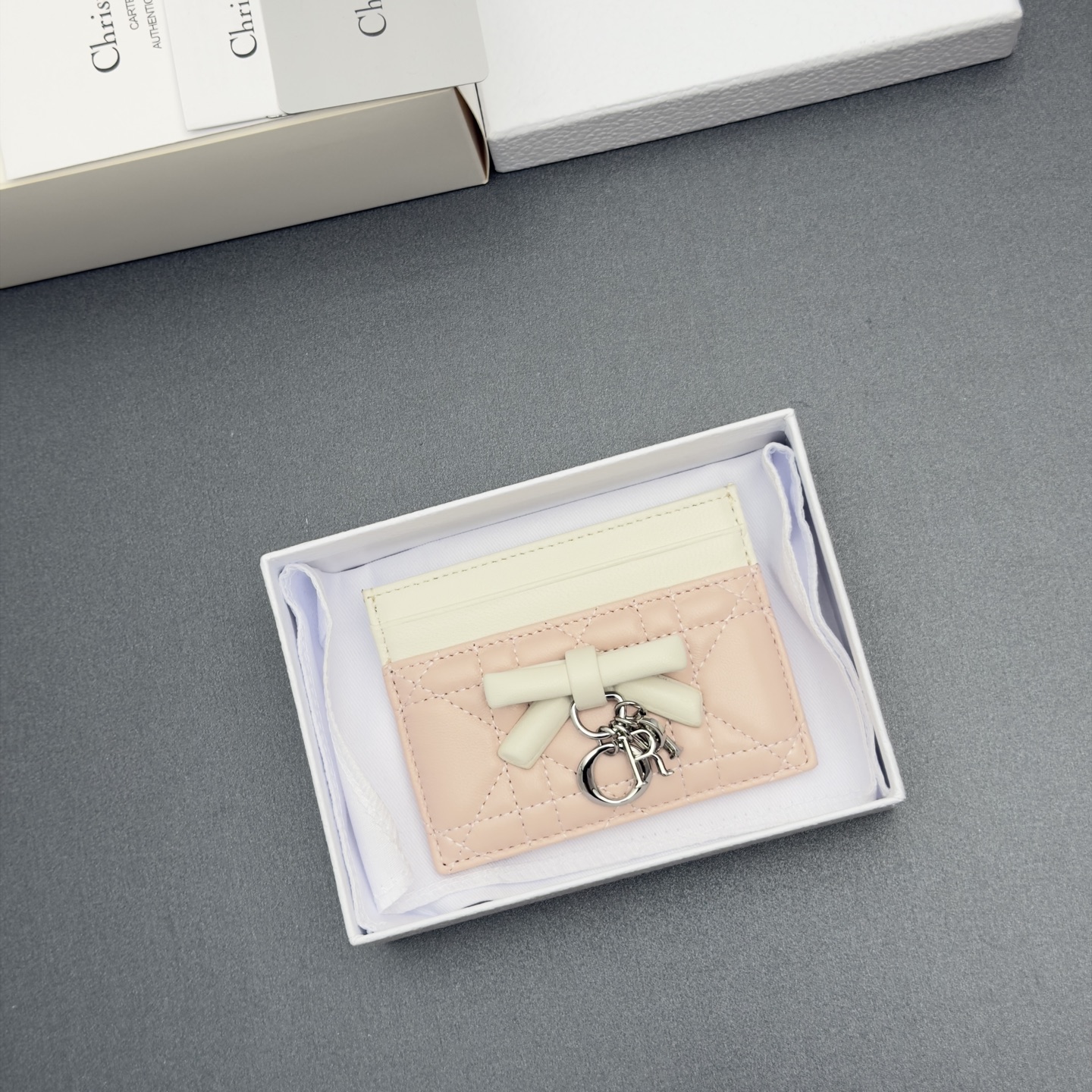 Dior Lady Freesia卡夹系列采用柔软羊皮革等材料精心制作 搭配藤格纹缉面线