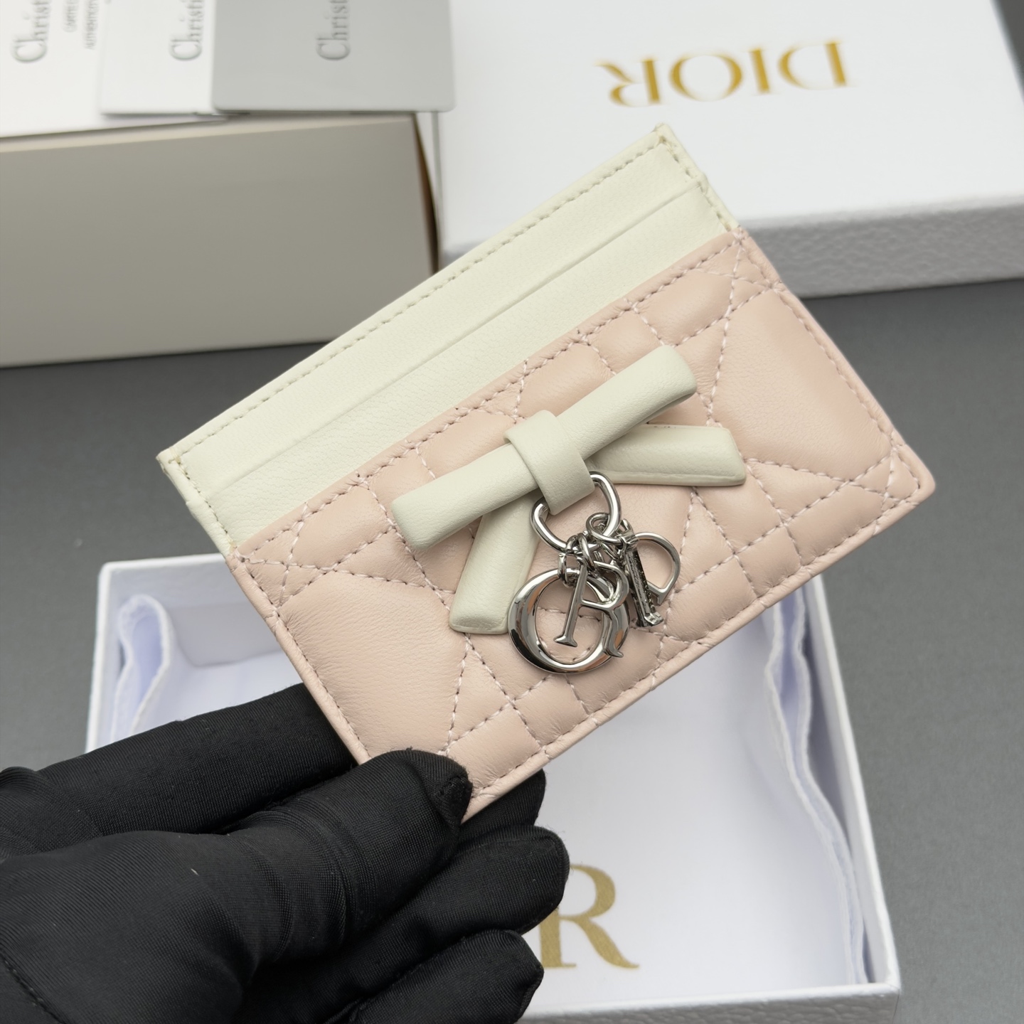 Dior Lady Freesia卡夹系列采用柔软羊皮革等材料精心制作 搭配藤格纹缉面线
