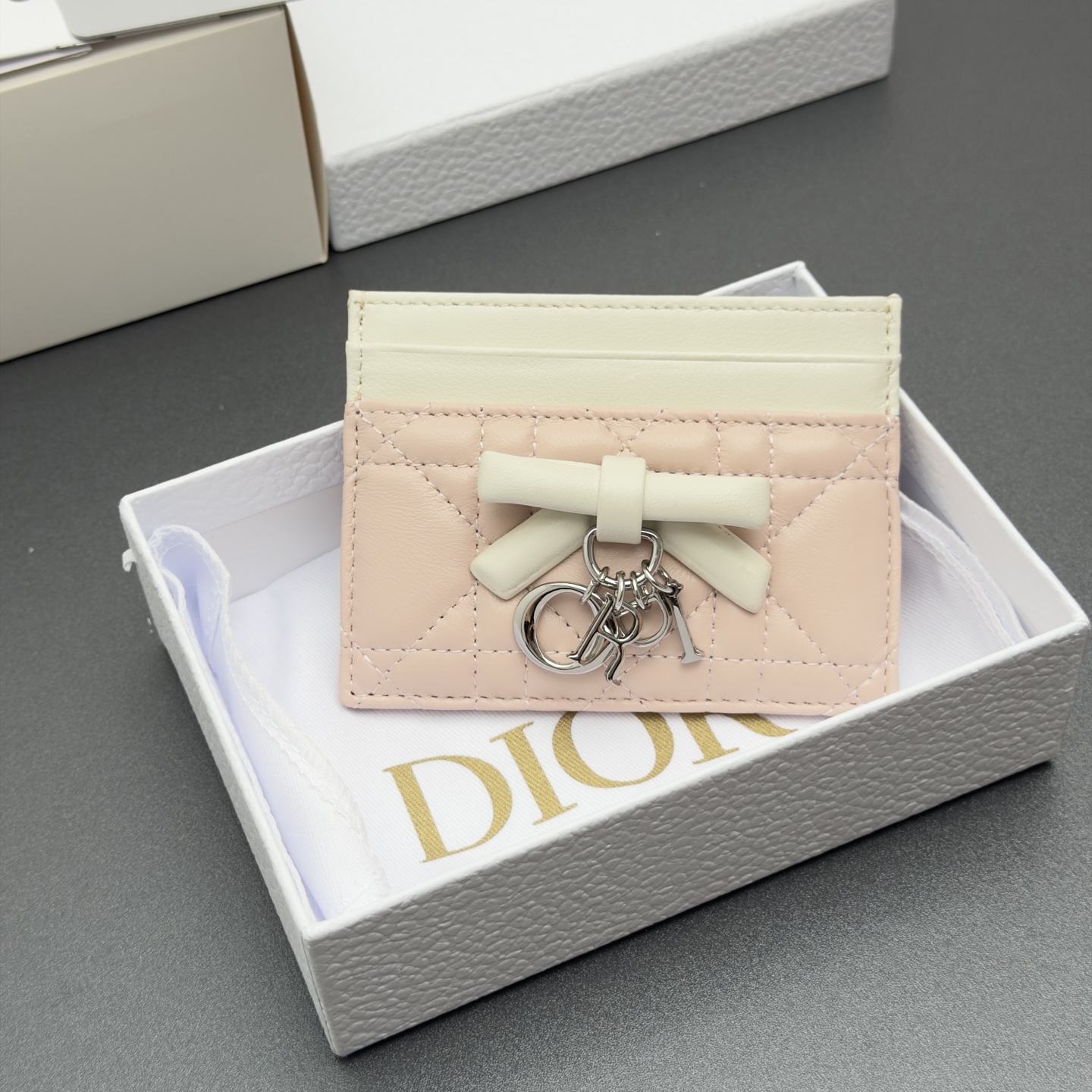 Dior Lady Freesia卡夹系列采用柔软羊皮革等材料精心制作 搭配藤格纹缉面线