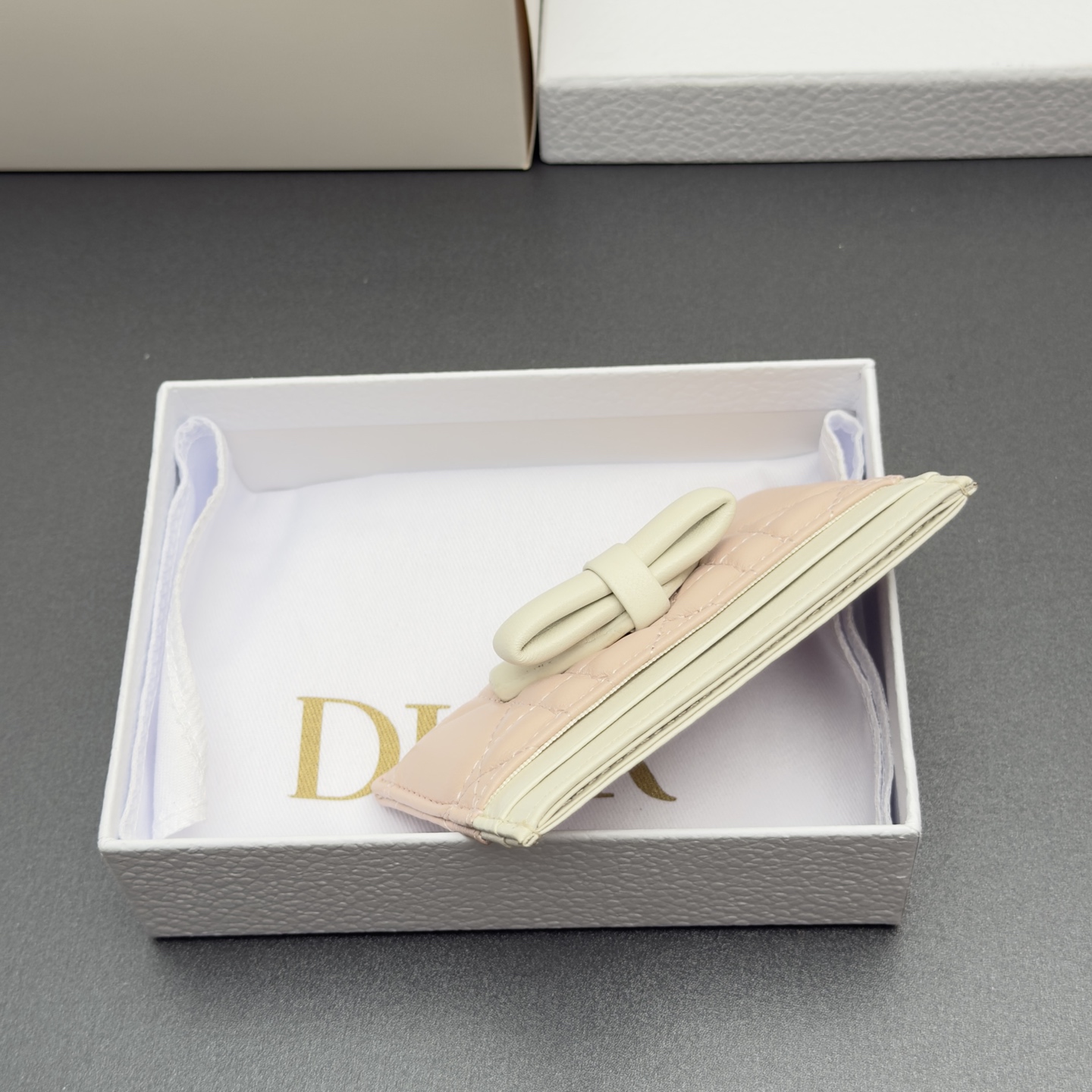 Dior Lady Freesia卡夹系列采用柔软羊皮革等材料精心制作 搭配藤格纹缉面线