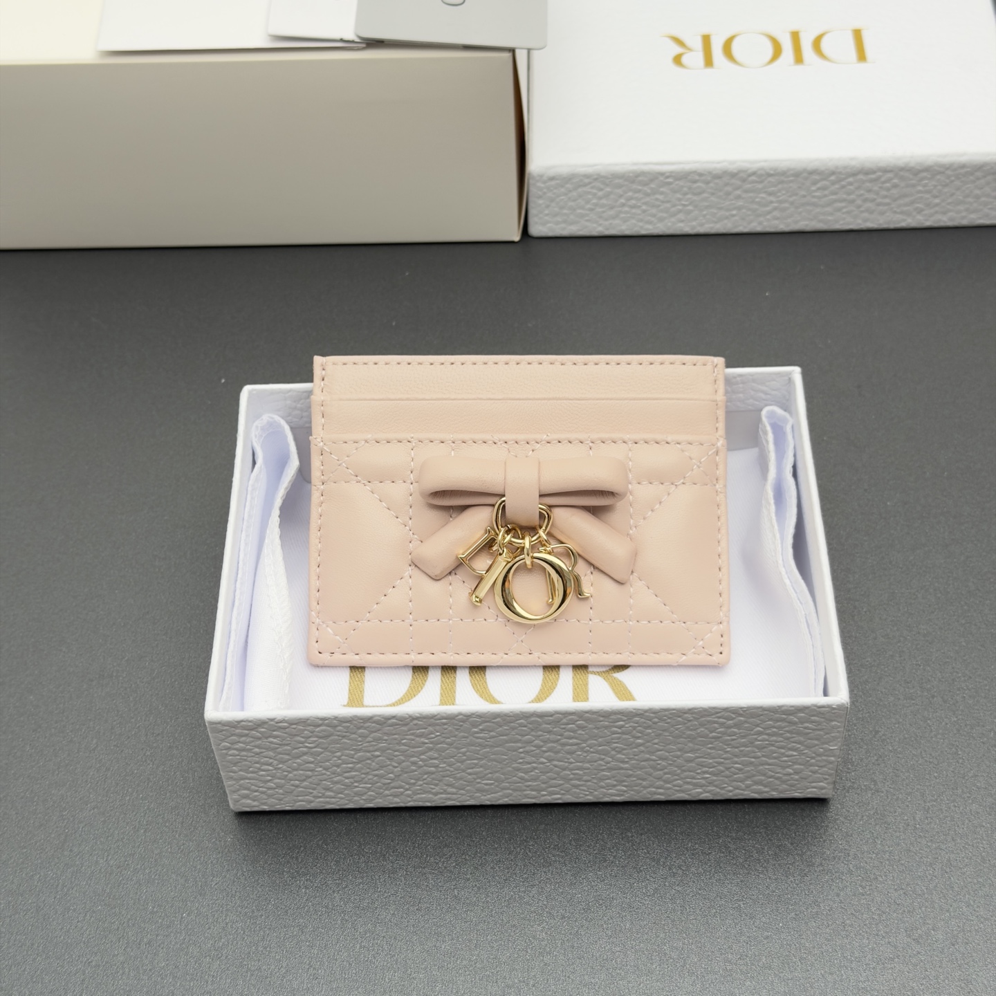 Dior Lady Freesia卡夹系列采用柔软羊皮革等材料精心制作 搭配藤格纹缉面线