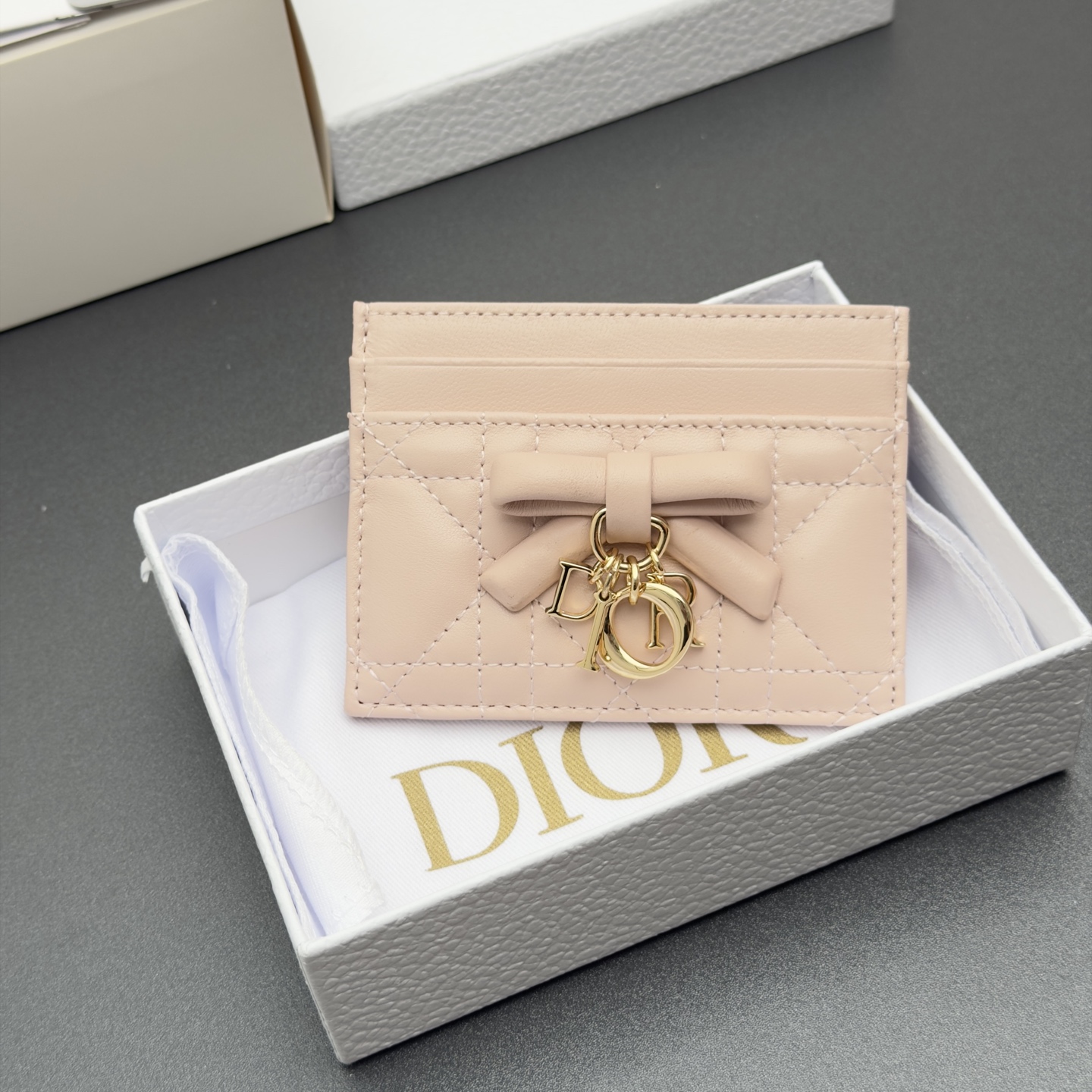 Dior Lady Freesia卡夹系列采用柔软羊皮革等材料精心制作 搭配藤格纹缉面线