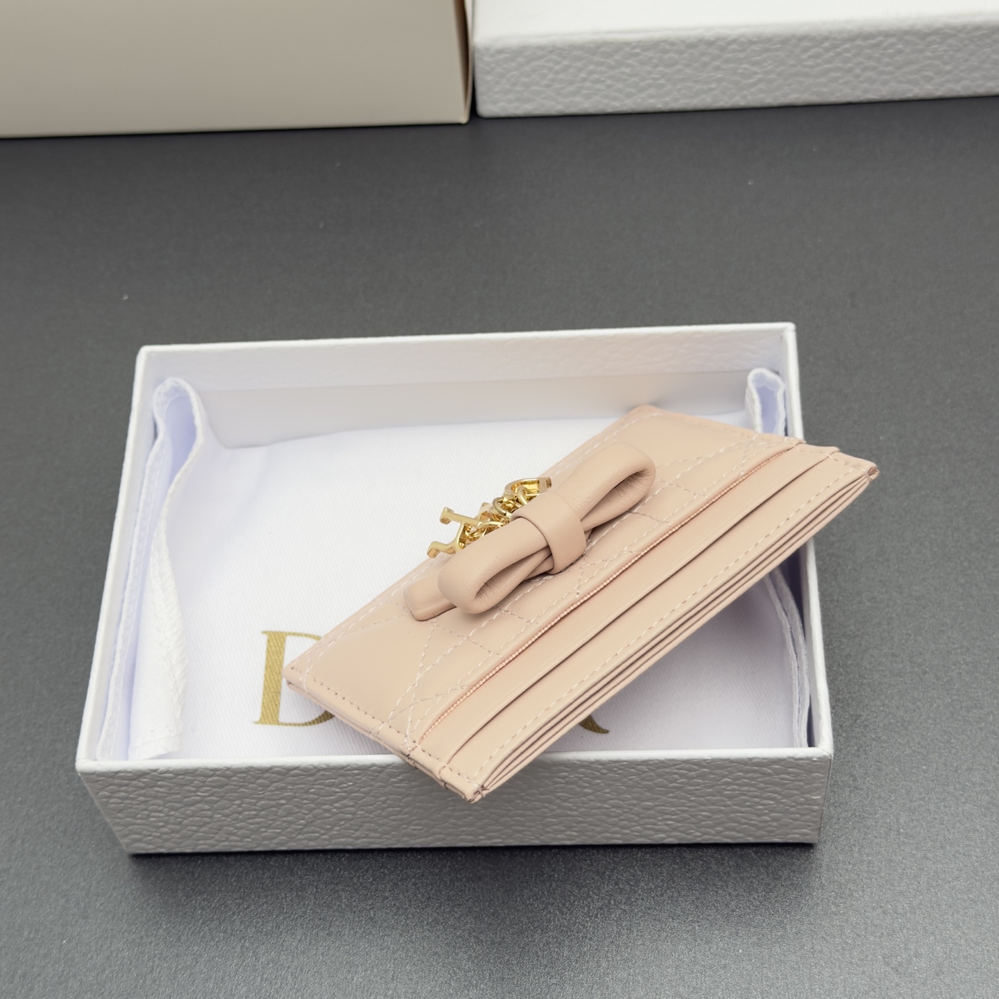 Dior Lady Freesia卡夹系列采用柔软羊皮革等材料精心制作 搭配藤格纹缉面线