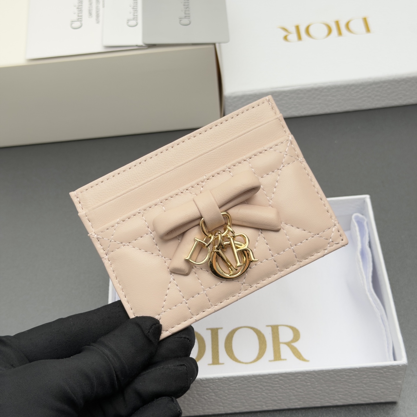 Dior Lady Freesia卡夹系列采用柔软羊皮革等材料精心制作 搭配藤格纹缉面线