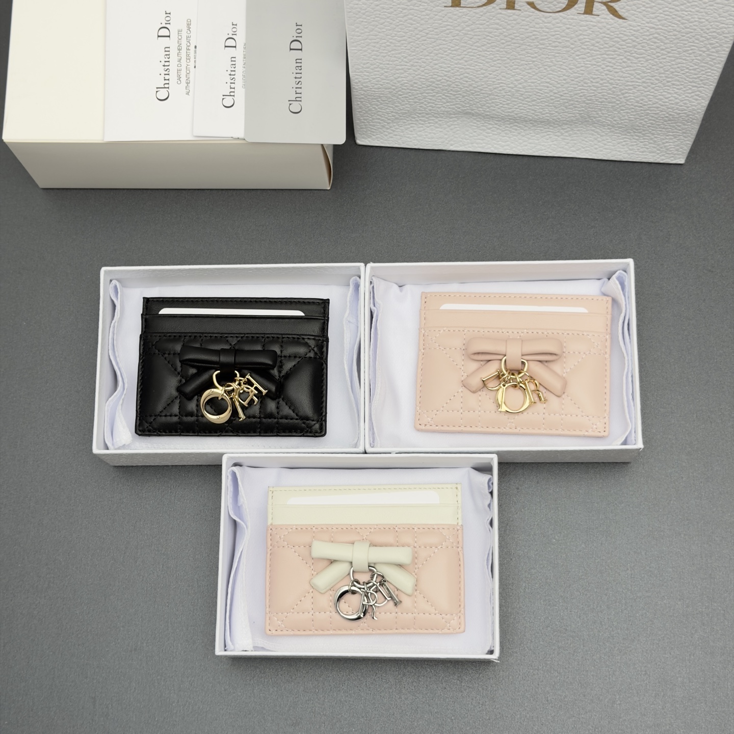 NO:880895,[Lady Freesia Card Holder Series] Carefully crafted from soft sheep leather and other materials, with cannage pattern topstitching, and a decorative leather bow on the front to enhance the style and embellish the brand logo. Elegant and refined, with five card slots, suitable for various occasions. Model S2604 teng pattern/sheepskin size w10.5×h8×0.5cm, Dior wallet, dior, wallets, sheepskin19860909【Lady Freesia卡夹系列】 采用柔软羊皮革等材料精心制作,搭配藤格纹缉面线,正面饰以装饰性皮革蝴蝶结提升格调点缀品牌标志.高雅精致,设有五个卡糟,适合各种场合. 型号S2604腾格纹/羊皮 尺寸w10.5×h8×0.5cm,Dior钱包,dior,wallets,sheepskin,欧美剧