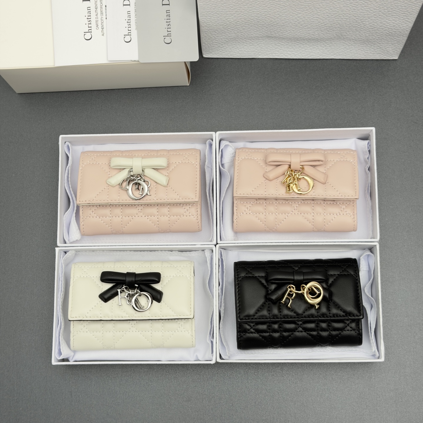 NO:880892,[Lady Freesia Wallet Series] Carefully made of soft sheep leather and other materials, with cannage pattern topstitching, and a decorative leather bow on the front to enhance the style and embellish the brand logo. Elegant and refined, it has 2 card slots, 1 zipper compartment, and 1 spacious internal compartment. Suitable for various occasions. Model S2607 size w11×h7.5×3cm, Dior wallet, dior, wallets, sheepskin19860909【Lady Freesia钱包系列】 采用柔软羊皮革等材料精心制作,搭配藤格纹缉面线,正面饰以装在性皮革蝴蝶结提升格调点缀品牌标志.高雅精致,设有2个卡糟,1个拉链隔层,1个宽敞的内部隔层.适合各种场合. 型号S2607 尺寸w11×h7.5×3cm,Dior钱包,dior,wallets,sheepskin,欧美剧