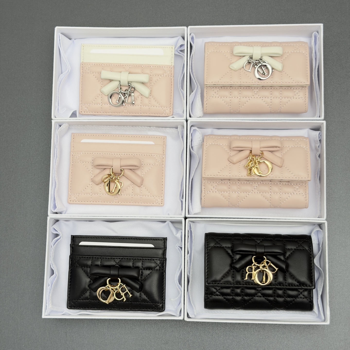 NO:880889,[Lady Freesia Wallet Series] Carefully made of soft sheep leather and other materials, with cannage pattern topstitching, and a decorative leather bow on the front to enhance the style and embellish the brand logo. Model S2607 Model S2604, Dior wallet, dior, wallets, sheepskin19860909【Lady Freesia钱包系列】 采用柔软羊皮革等材料精心制作,搭配藤格纹缉面线,正面饰以装在性皮革蝴蝶结提升格调点缀品牌标志. 型号S2607 型号S2604,Dior钱包,dior,wallets,sheepskin,欧美剧