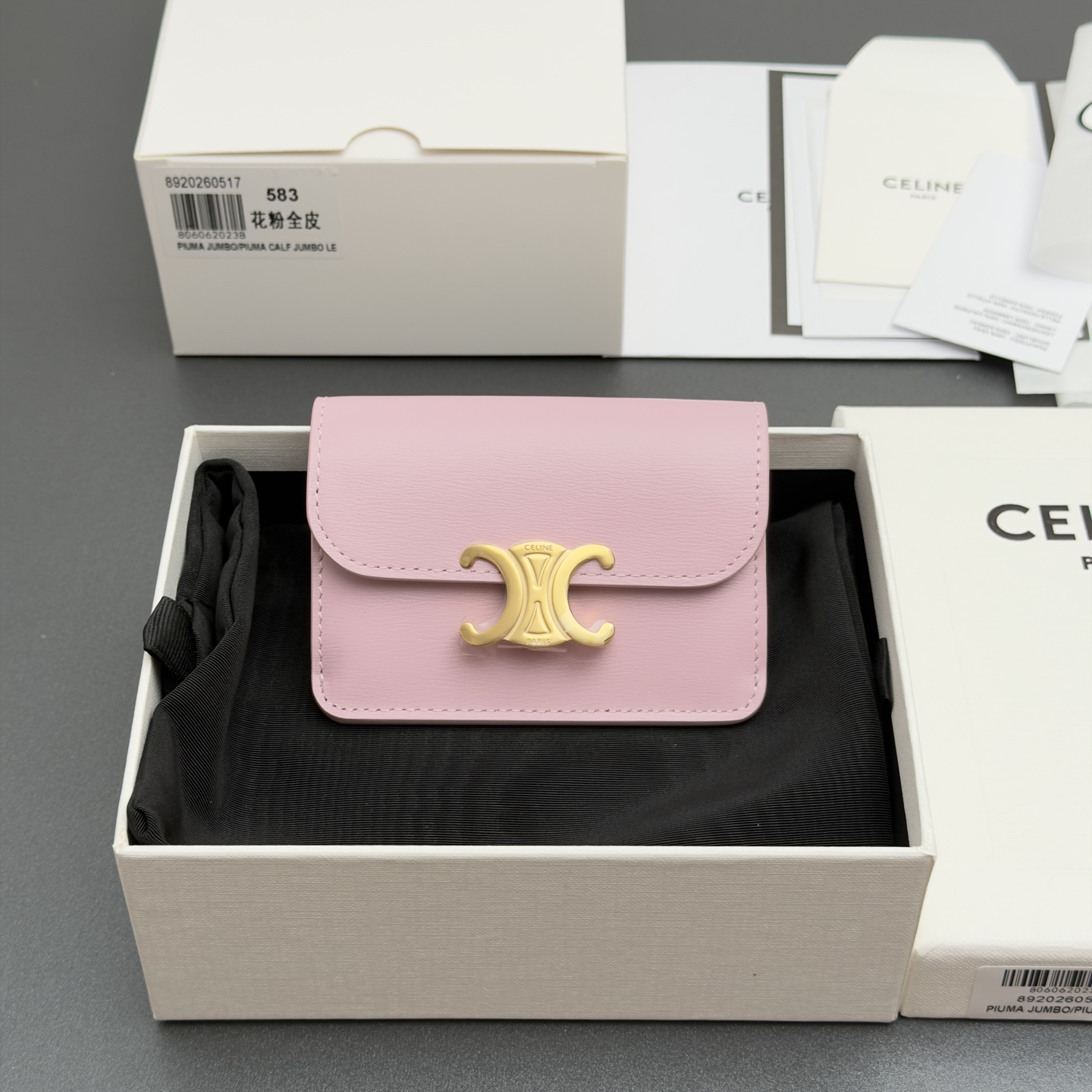 NO:894773,[Extra-grade pure steel hardware original leather] TRIOMPHE glossy cow leather flip card holder Snap button closure 1 main compartment 2 inner card slots 1 inner flat pocket 1 outer flat pocket No.: 10I582CPJ.04LU 583 Pollen full leather Size: w10×h7.5×d2cm, celine wallet, celine, wallets, cowhide19860909【特级纯钢五金原厂皮】 TRIOMPHE亮泽牛皮革翻蓋卡包 按扣開合 1個主隔層 2個內側卡槽 1个內側扁平口袋 1个外側扁平囗袋 编号:10I582CPJ.04LU 583 花粉全皮 尺寸:w10×h7.5×d2cm,celine钱包,celine,wallets,cowhide,欧美剧