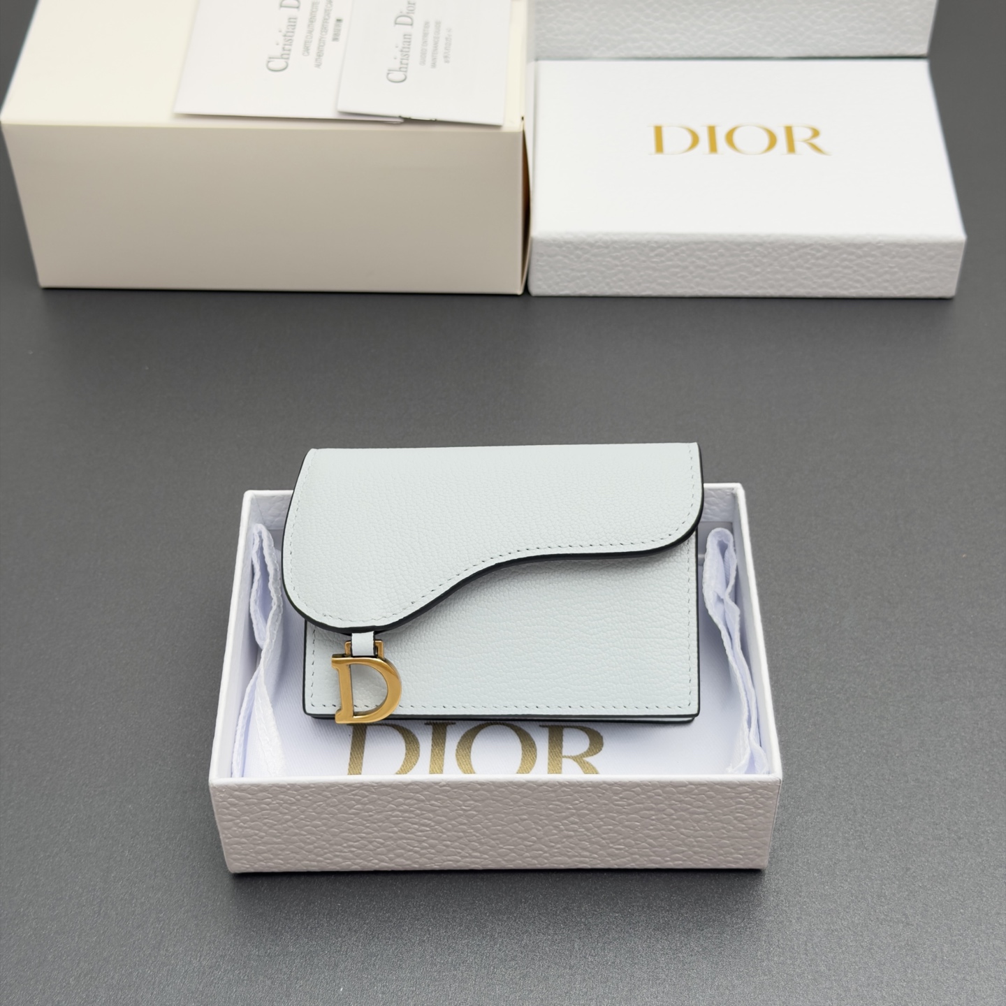 NO:852583,[Bloom Saddle Card Holder Series] This Bloom Saddle Card Holder is compact and practical and can replace traditional wallets. It is carefully made of goat-print lambskin and other materials and can store a variety of small daily necessities. The stirrup D-shaped pendant on the front is fashionable and exquisite, with 2 card slots and 2 slip pockets. Suitable for various occasions. Model S5611 Ice Blue Goat Pattern/Calf Leather  Size w11xh7.5xd3cm,Dior wallet,dior,wallets,cowhide,sheepskin19860909【Bloom马鞍卡夹系列】 这款Bloom马鞍卡夹精巧实用,可替代传统钱包.采用山羊纹小羊皮等材料精心制作,可收纳各种小件日常用品.正面马镫D形吊饰,时尚精致,设有2个卡槽,2个插袋.适合各种场合. 型号S5611 冰蓝山羊纹/小牛皮 尺寸w11xh7.5xd3cm,Dior钱包,dior,wallets,cowhide,sheepskin,欧美剧