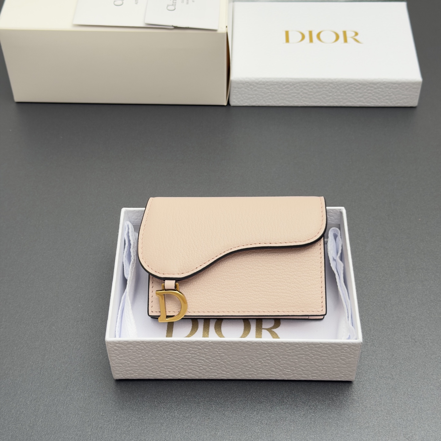 NO:852575,[Bloom Saddle Card Holder Series] This Bloom Saddle Card Holder is compact and practical and can replace traditional wallets. It is carefully made of goat-print lambskin and other materials and can store various small daily necessities. The stirrup D-shaped pendant on the front is fashionable and exquisite, with 2 card slots and 2 slip pockets. Suitable for various occasions. Model S5611 Rouge Pink Goat Print/Calf Leather  Size w11xh7.5xd3cm,Dior wallet,dior,wallets,cowhide,sheepskin19860909【Bloom马鞍卡夹系列】 这款Bloom马鞍卡夹精巧实用,可替代传统钱包.采用山羊纹小羊皮等材料精心制作,可收纳各种小件日常用品.正面马镫D形吊饰,时尚精致,设有2个卡槽,2个插袋.适合各种场合. 型号S5611 胭脂粉山羊纹/小牛皮 尺寸w11xh7.5xd3cm,Dior钱包,dior,wallets,cowhide,sheepskin,欧美剧
