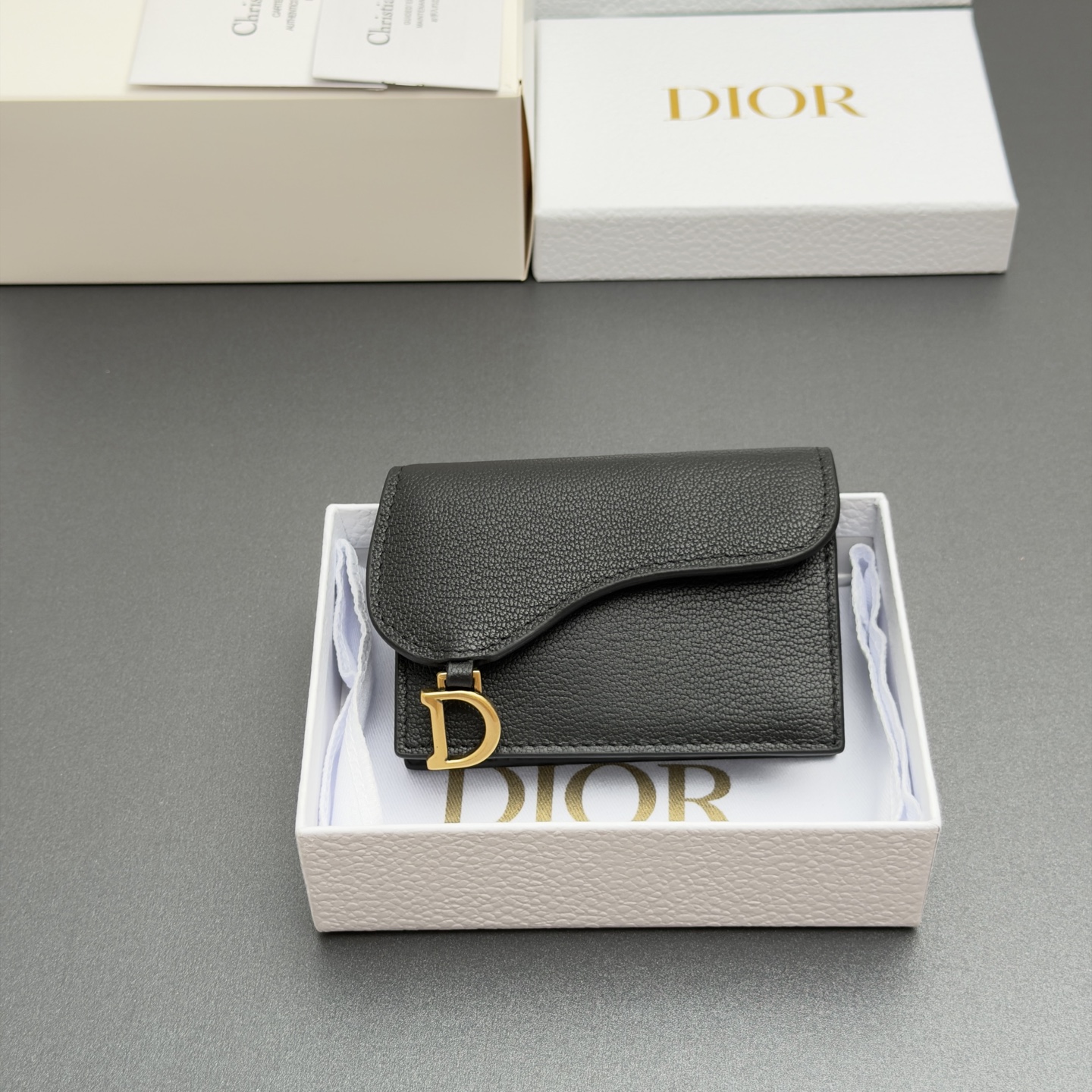 NO:852641,[Bloom Saddle Card Holder Series] This Bloom Saddle Card Holder is compact and practical and can replace traditional wallets. It is carefully made of goat-print lambskin and other materials and can store a variety of small daily necessities. The stirrup D-shaped pendant on the front is fashionable and exquisite, with 2 card slots and 2 slip pockets. Suitable for various occasions. Model S5611 Black goat print/calf leather  Size w11xh7.5xd3cm,Dior wallet,dior,wallets,cowhide,sheepskin19860909【Bloom马鞍卡夹系列】 这款Bloom马鞍卡夹精巧实用,可替代传统钱包.采用山羊纹小羊皮等材料精心制作,可收纳各种小件日常用品.正面马镫D形吊饰,时尚精致,设有2个卡槽,2个插袋.适合各种场合. 型号S5611 黑色山羊纹/小牛皮 尺寸w11xh7.5xd3cm,Dior钱包,dior,wallets,cowhide,sheepskin,欧美剧