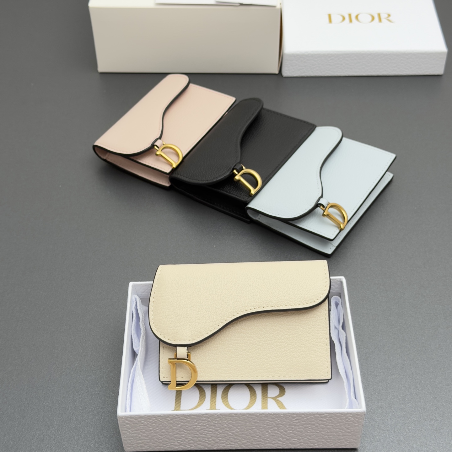 NO:852593,[Bloom Saddle Card Holder Series] This Bloom Saddle Card Holder is compact and practical and can replace traditional wallets. It is carefully made of goat-print lambskin and other materials and can store a variety of small daily necessities. The stirrup D-shaped pendant on the front is fashionable and exquisite, with 2 card slots and 2 slip pockets. Suitable for various occasions. Model S5611 Goat grain/calf leather  Size w11xh7.5xd3cm,Dior wallet,dior,wallets,cowhide,sheepskin19860909【Bloom马鞍卡夹系列】 这款Bloom马鞍卡夹精巧实用,可替代传统钱包.采用山羊纹小羊皮等材料精心制作,可收纳各种小件日常用品.正面马镫D形吊饰,时尚精致,设有2个卡槽,2个插袋.适合各种场合. 型号S5611 山羊纹/小牛皮 尺寸w11xh7.5xd3cm,Dior钱包,dior,wallets,cowhide,sheepskin,欧美剧