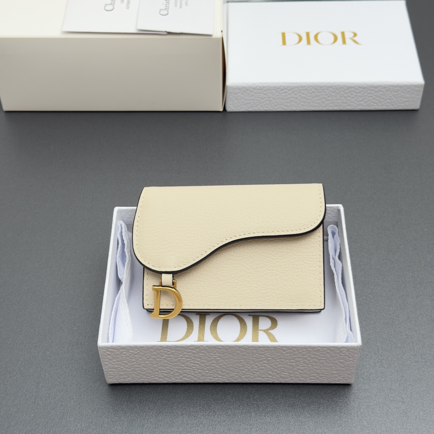 NO:852634,[Bloom Saddle Card Holder Series] This Bloom Saddle Card Holder is compact and practical and can replace traditional wallets. It is carefully made of goat-print lambskin and other materials and can store various small daily necessities. The stirrup D-shaped pendant on the front is fashionable and exquisite, with 2 card slots and 2 slip pockets. Suitable for various occasions. Model S5611 Rouge Rice Goat Pattern/Calf Leather  Size w11xh7.5xd3cm,Dior wallet,dior,wallets,cowhide,sheepskin19860909【Bloom马鞍卡夹系列】 这款Bloom马鞍卡夹精巧实用,可替代传统钱包.采用山羊纹小羊皮等材料精心制作,可收纳各种小件日常用品.正面马镫D形吊饰,时尚精致,设有2个卡槽,2个插袋.适合各种场合. 型号S5611 胭脂米山羊纹/小牛皮 尺寸w11xh7.5xd3cm,Dior钱包,dior,wallets,cowhide,sheepskin,欧美剧