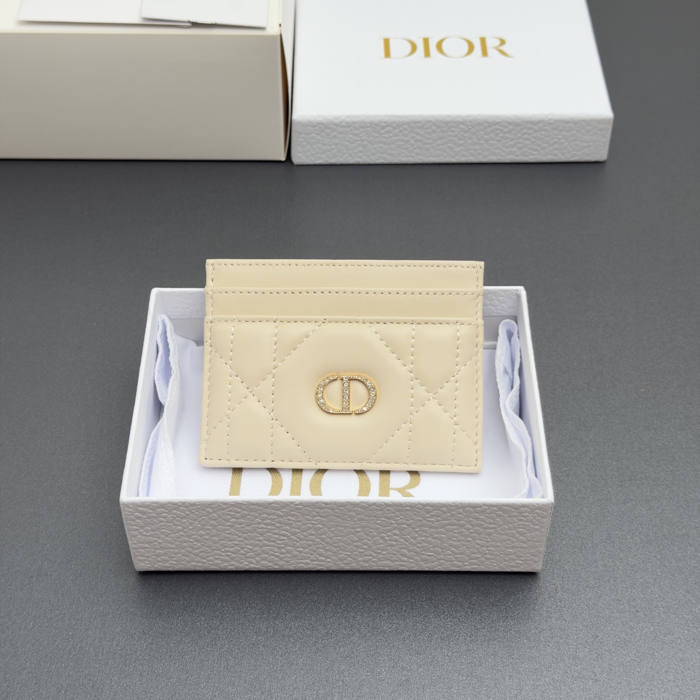 NO:852612,[Caro ​​Freesia card holder series] is carefully made of soft sheep leather and other materials, with oversized cannage pattern topstitching, and the front is decorated with a gold finish inlaid with fine white crystals to embellish the brand logo. Elegant and refined, it has five card slots, suitable for various occasions. Model S4205 rouge rice oversized teng pattern sheepskin size w10.5×h8×0.5cm, Dior wallet, dior, wallets, sheepskin19860909【Caro Freesia卡夹系列】 采用柔软羊皮革等材料精心制作,搭配超大藤格纹缉面线,正面饰以密镶以精美白色晶体的金色饰面点缀品牌标志.高雅精致,设有五个卡糟,适合各种场合. 型号S4205胭脂米超大腾格纹羊皮 尺寸w10.5×h8×0.5cm,Dior钱包,dior,wallets,sheepskin,欧美剧
