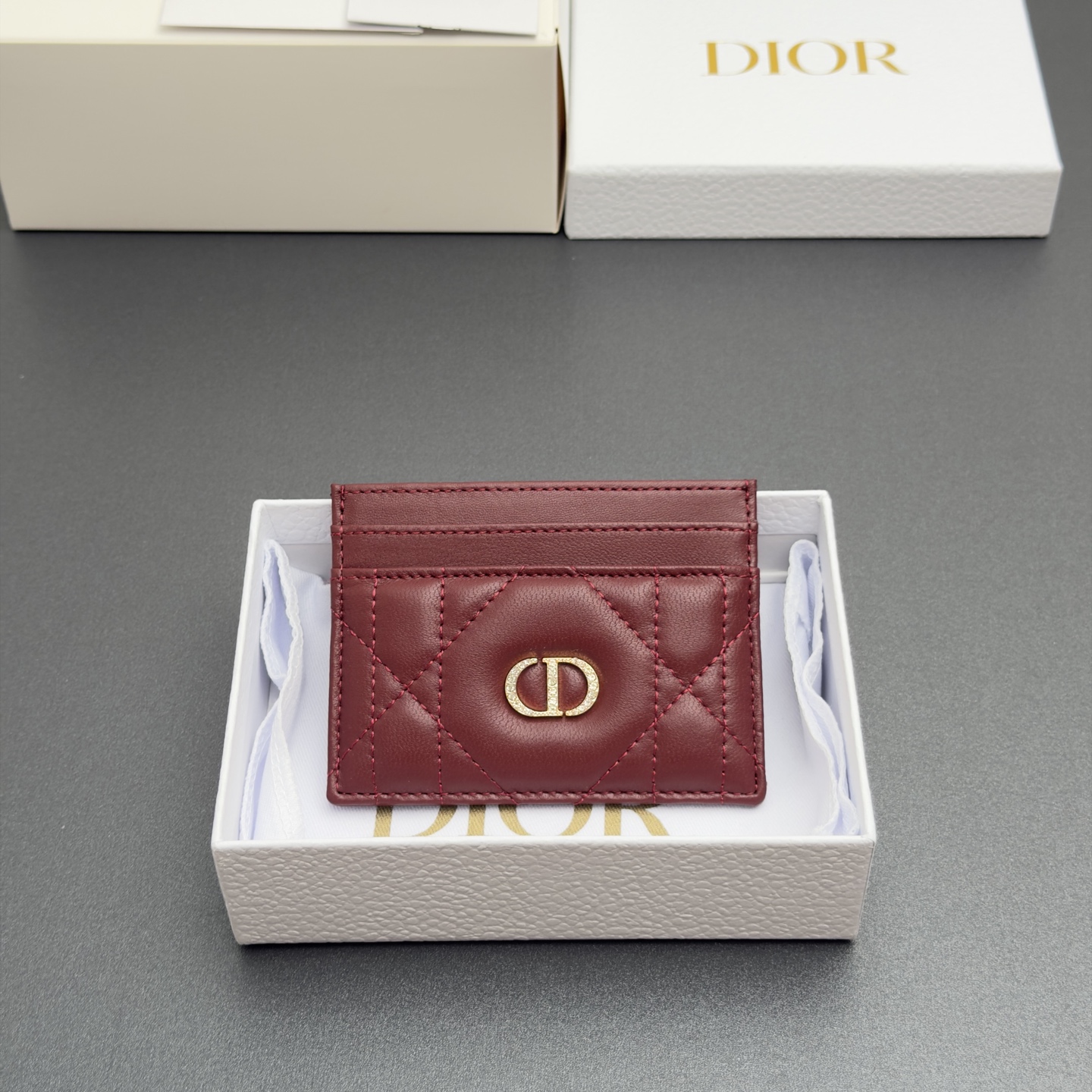 NO:852605,[Caro ​​Freesia card holder series] is carefully made of soft sheep leather and other materials, with oversized cannage pattern topstitching, and the front is decorated with a gold finish inlaid with fine white crystals to embellish the brand logo. Elegant and refined, it has five card slots, suitable for various occasions. Model S4205 burgundy oversized teng pattern sheepskin size w10.5×h8×0.5cm, Dior wallet, dior, wallets, sheepskin19860909【Caro Freesia卡夹系列】 采用柔软羊皮革等材料精心制作,搭配超大藤格纹缉面线,正面饰以密镶以精美白色晶体的金色饰面点缀品牌标志.高雅精致,设有五个卡糟,适合各种场合. 型号S4205酒红色超大腾格纹羊皮 尺寸w10.5×h8×0.5cm,Dior钱包,dior,wallets,sheepskin,欧美剧
