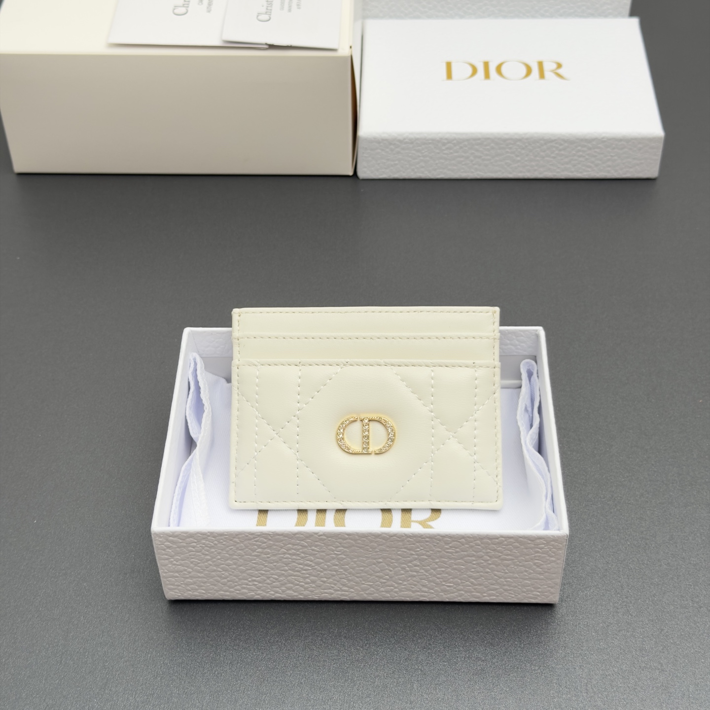 NO:852598,[Caro ​​Freesia card holder series] is carefully made of soft sheep leather and other materials, with oversized cannage pattern topstitching, and the front is decorated with a golden finish inlaid with fine white crystals to embellish the brand logo. Elegant and refined, it has five card slots, suitable for various occasions. Model S4205 white oversized teng pattern sheepskin size w10.5×h8×0.5cm, Dior wallet, dior, wallets, sheepskin19860909【Caro Freesia卡夹系列】 采用柔软羊皮革等材料精心制作,搭配超大藤格纹缉面线,正面饰以密镶以精美白色晶体的金色饰面点缀品牌标志.高雅精致,设有五个卡糟,适合各种场合. 型号S4205白色超大腾格纹羊皮 尺寸w10.5×h8×0.5cm,Dior钱包,dior,wallets,sheepskin,欧美剧
