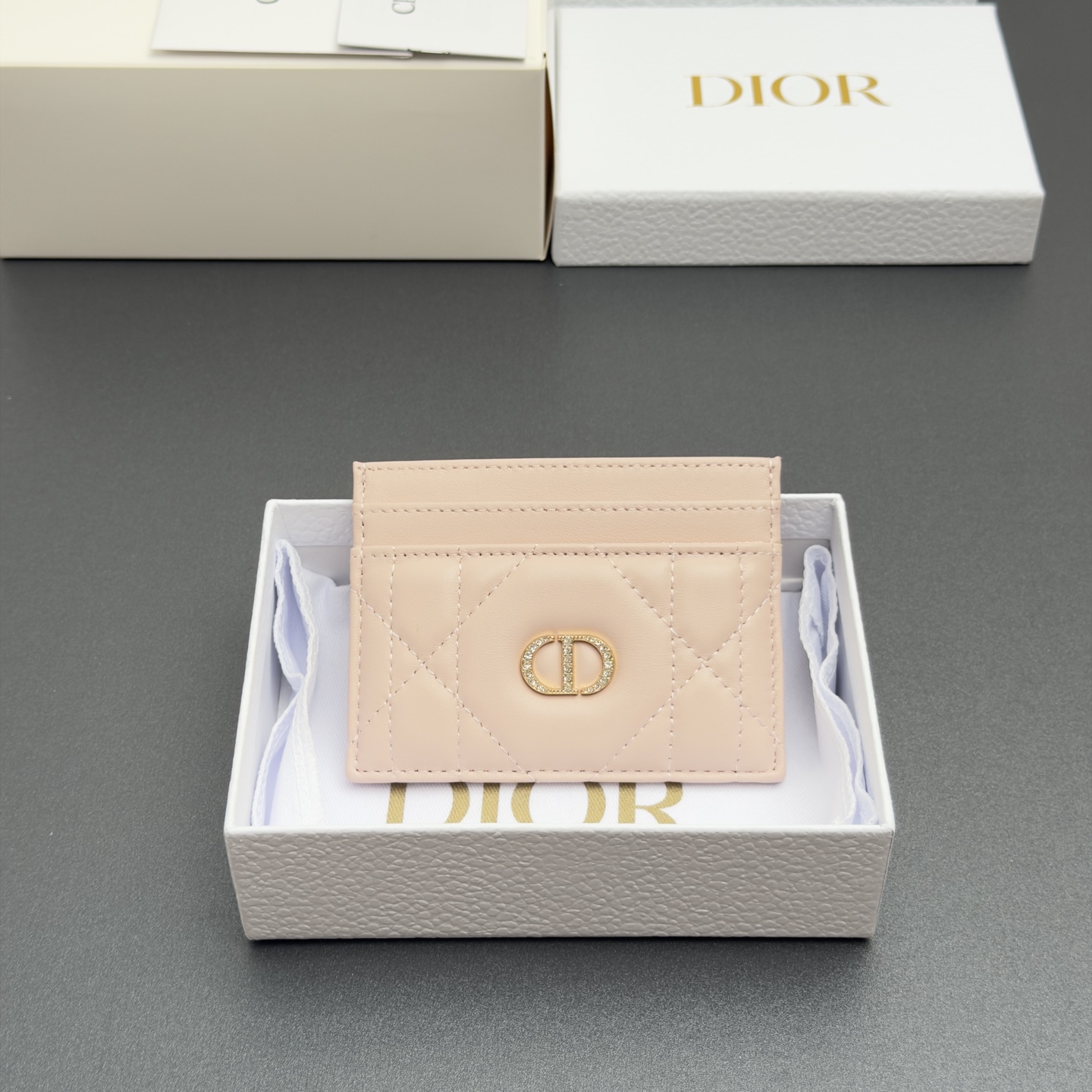 NO:852592,[Caro ​​Freesia card holder series] is carefully made of soft sheepskin and other materials, with oversized cannage pattern topstitching, and the front is decorated with a gold finish inlaid with fine white crystals to embellish the brand logo. Elegant and sophisticated, it has five card slots, suitable for various occasions. Model S4205 rouge pink oversized teng pattern sheepskin size w10.5×h8×0.5cm, Dior wallet, dior, wallets, sheepskin19860909【Caro Freesia卡夹系列】 采用柔软羊皮革等材料精心制作,搭配超大藤格纹缉面线,正面饰以密镶以精美白色晶体的金色饰面点缀品牌标志.高雅精致,设有五个卡糟,适合各种场合. 型号S4205胭脂粉超大腾格纹羊皮 尺寸w10.5×h8×0.5cm,Dior钱包,dior,wallets,sheepskin,欧美剧