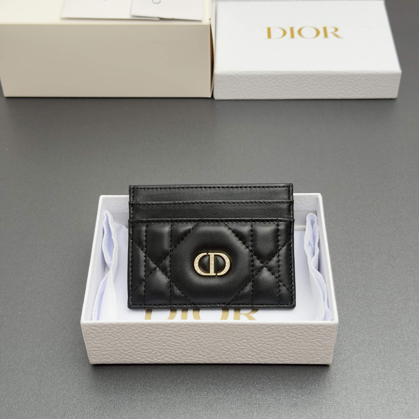 NO:852584,[Caro ​​Freesia card holder series] is carefully made of soft sheep leather and other materials, with oversized cannage pattern topstitching, and the front is decorated with a gold finish inlaid with fine white crystals to embellish the brand logo. Elegant and refined, it has five card slots, suitable for various occasions. Model S4205 black oversized teng pattern sheepskin size w10.5×h8×0.5cm, Dior wallet, dior, wallets, sheepskin19860909【Caro Freesia卡夹系列】 采用柔软羊皮革等材料精心制作,搭配超大藤格纹缉面线,正面饰以密镶以精美白色晶体的金色饰面点缀品牌标志.高雅精致,设有五个卡糟,适合各种场合. 型号S4205黑色超大腾格纹羊皮 尺寸w10.5×h8×0.5cm,Dior钱包,dior,wallets,sheepskin,欧美剧
