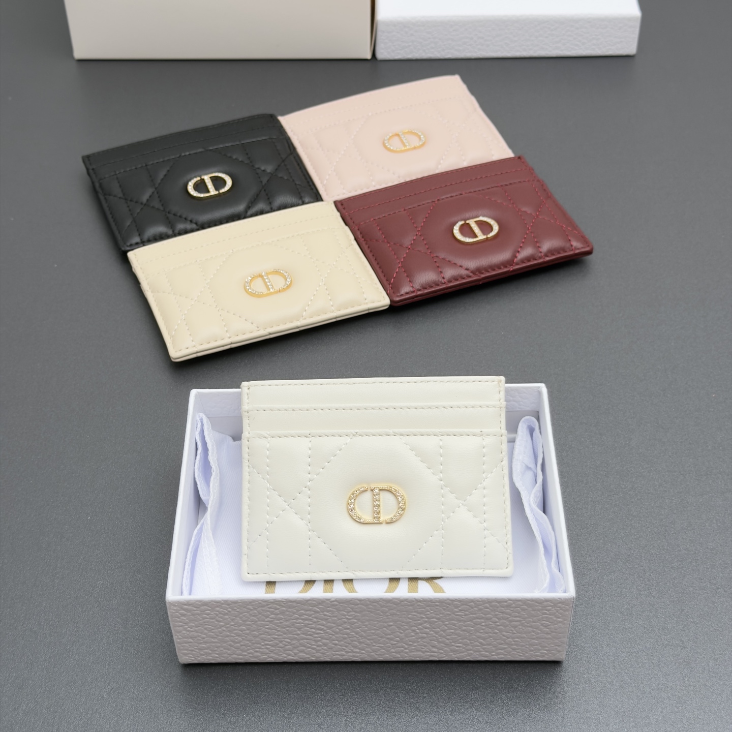 NO:852619,[Caro ​​Freesia card holder series] is carefully made of soft sheep leather and other materials, with oversized cannage pattern topstitching, and the front is decorated with a golden finish inlaid with fine white crystals to embellish the brand logo. Elegant and refined, it has five card slots, suitable for various occasions. Model S4205 oversized teng pattern sheepskin size w10.5×h8×0.5cm, Dior wallet, dior, wallets, sheepskin19860909【Caro Freesia卡夹系列】 采用柔软羊皮革等材料精心制作,搭配超大藤格纹缉面线,正面饰以密镶以精美白色晶体的金色饰面点缀品牌标志.高雅精致,设有五个卡糟,适合各种场合. 型号S4205超大腾格纹羊皮 尺寸w10.5×h8×0.5cm,Dior钱包,dior,wallets,sheepskin,欧美剧
