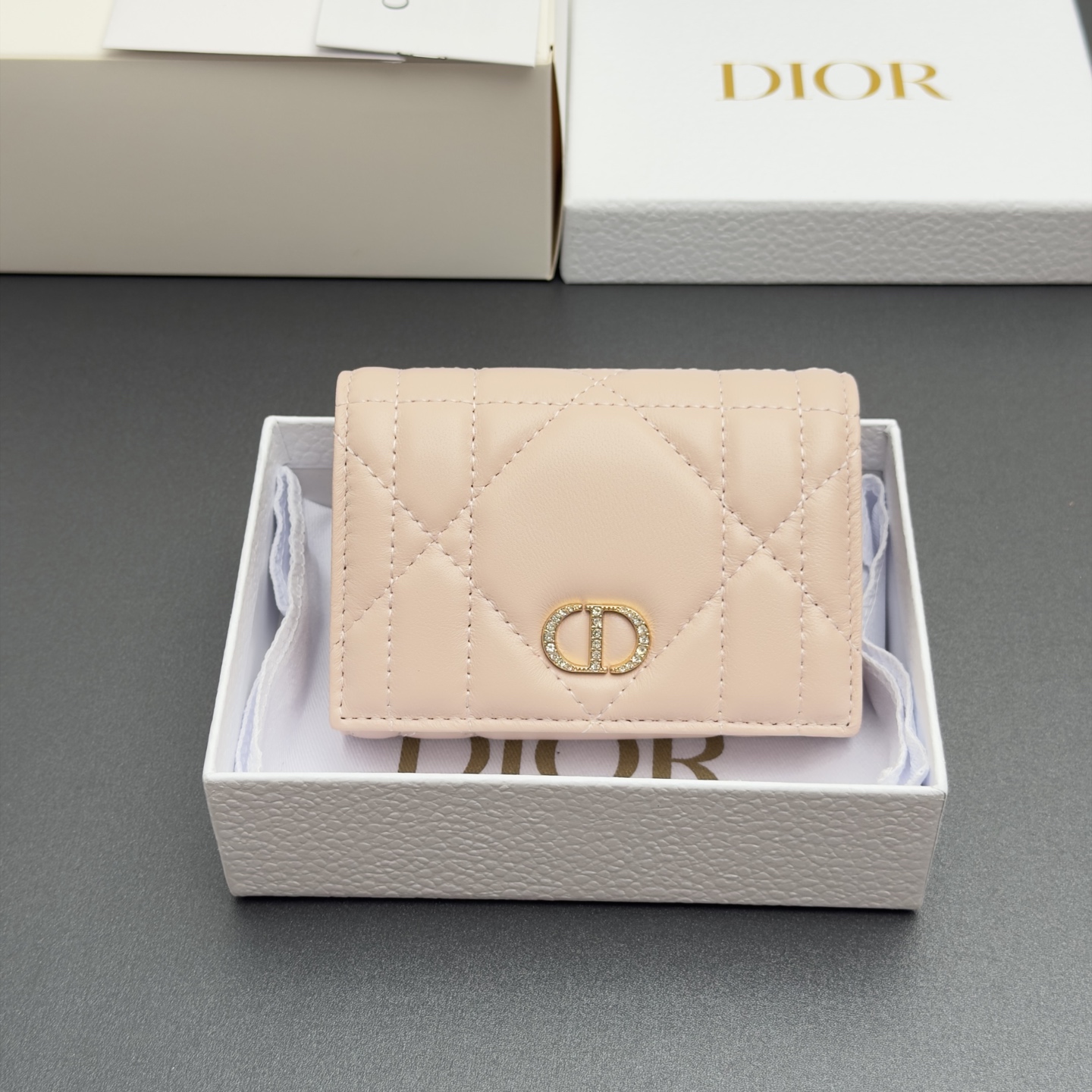 NO:852564,[Caro Glycine Wallet Series] is carefully made of soft sheep leather and other materials, with oversized cannage pattern topstitching, and the front is decorated with gold-finished metal pavé with exquisite white crystals to embellish the brand logo. Elegant and refined, it has 2 card slots, 1 zipper compartment, and 1 spacious internal compartment. Suitable for various occasions. Model S4206 rouge pink oversized teng pattern sheepskin  Size w11×h7.5×3cm, Dior wallet, dior, wallets, sheepskin19860909【Caro Glycine钱包系列】 采用柔软羊皮革等材料精心制作,搭配超大藤格纹缉面线,正面饰以密镶以精美白色晶体的金色饰面金属点缀品牌标志.高雅精致,设有2个卡糟,1个拉链隔层,1个宽敞的内部隔层.适合各种场合. 型号S4206胭脂粉超大腾格纹羊皮 尺寸w11×h7.5×3cm,Dior钱包,dior,wallets,sheepskin,欧美剧