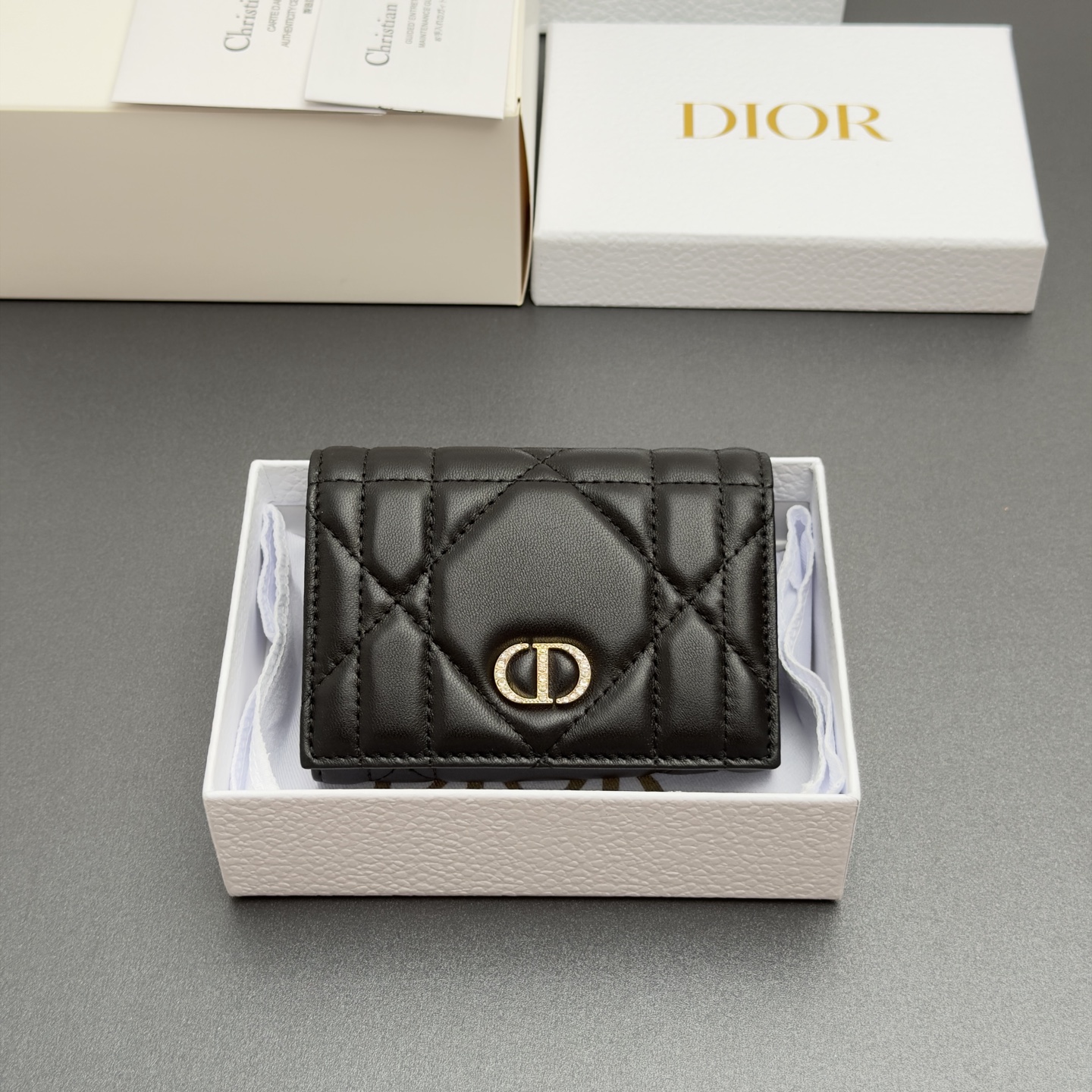 NO:852553,[Caro Glycine Wallet Series] is carefully made of soft sheep leather and other materials, with oversized cannage pattern topstitching, and the front is decorated with gold-finished metal pavé with exquisite white crystals to embellished the brand logo. Elegant and refined, it has 2 card slots, 1 zipper compartment, and 1 spacious internal compartment. Suitable for various occasions. Model S4206 black oversized teng pattern sheepskin  Size w11×h7.5×3cm, Dior wallet, dior, wallets, sheepskin19860909【Caro Glycine钱包系列】 采用柔软羊皮革等材料精心制作,搭配超大藤格纹缉面线,正面饰以密镶以精美白色晶体的金色饰面金属点缀品牌标志.高雅精致,设有2个卡糟,1个拉链隔层,1个宽敞的内部隔层.适合各种场合. 型号S4206黑色超大腾格纹羊皮 尺寸w11×h7.5×3cm,Dior钱包,dior,wallets,sheepskin,欧美剧