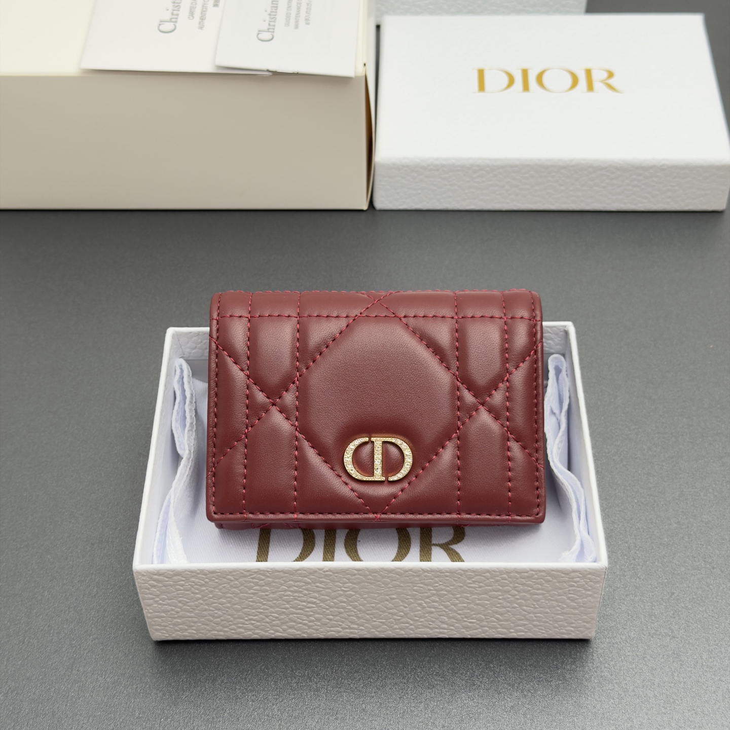 NO:852542,[Caro Glycine Wallet Series] is carefully made of soft sheep leather and other materials, with oversized cannage pattern topstitching, and the front is decorated with gold-finished metal pavé with exquisite white crystals to embellished the brand logo. Elegant and refined, it has 2 card slots, 1 zipper compartment, and 1 spacious internal compartment. Suitable for various occasions. Model S4206 burgundy oversized teng pattern sheepskin  Size w11×h7.5×3cm, Dior wallet, dior, wallets, sheepskin19860909【Caro Glycine钱包系列】 采用柔软羊皮革等材料精心制作,搭配超大藤格纹缉面线,正面饰以密镶以精美白色晶体的金色饰面金属点缀品牌标志.高雅精致,设有2个卡糟,1个拉链隔层,1个宽敞的内部隔层.适合各种场合. 型号S4206酒红色超大腾格纹羊皮 尺寸w11×h7.5×3cm,Dior钱包,dior,wallets,sheepskin,欧美剧