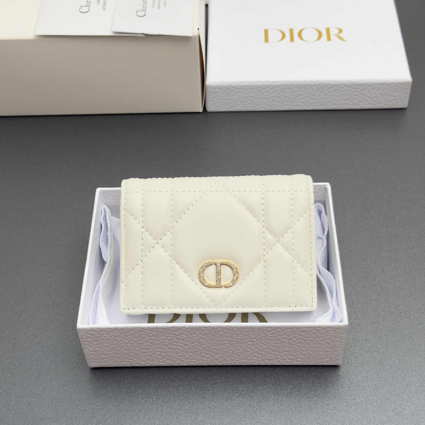 NO:852530,[Caro Glycine Wallet Series] is carefully made of soft sheep leather and other materials, with oversized cannage pattern topstitching, and the front is decorated with gold-finished metal pavé with exquisite white crystals to embellished the brand logo. Elegant and refined, it has 2 card slots, 1 zipper compartment, and 1 spacious internal compartment. Suitable for various occasions. Model S4206 Milky White Oversized Tengger Pattern Sheepskin  Size w11×h7.5×3cm, Dior wallet, dior, wallets, sheepskin19860909【Caro Glycine钱包系列】 采用柔软羊皮革等材料精心制作,搭配超大藤格纹缉面线,正面饰以密镶以精美白色晶体的金色饰面金属点缀品牌标志.高雅精致,设有2个卡糟,1个拉链隔层,1个宽敞的内部隔层.适合各种场合. 型号S4206奶白色超大腾格纹羊皮 尺寸w11×h7.5×3cm,Dior钱包,dior,wallets,sheepskin,欧美剧