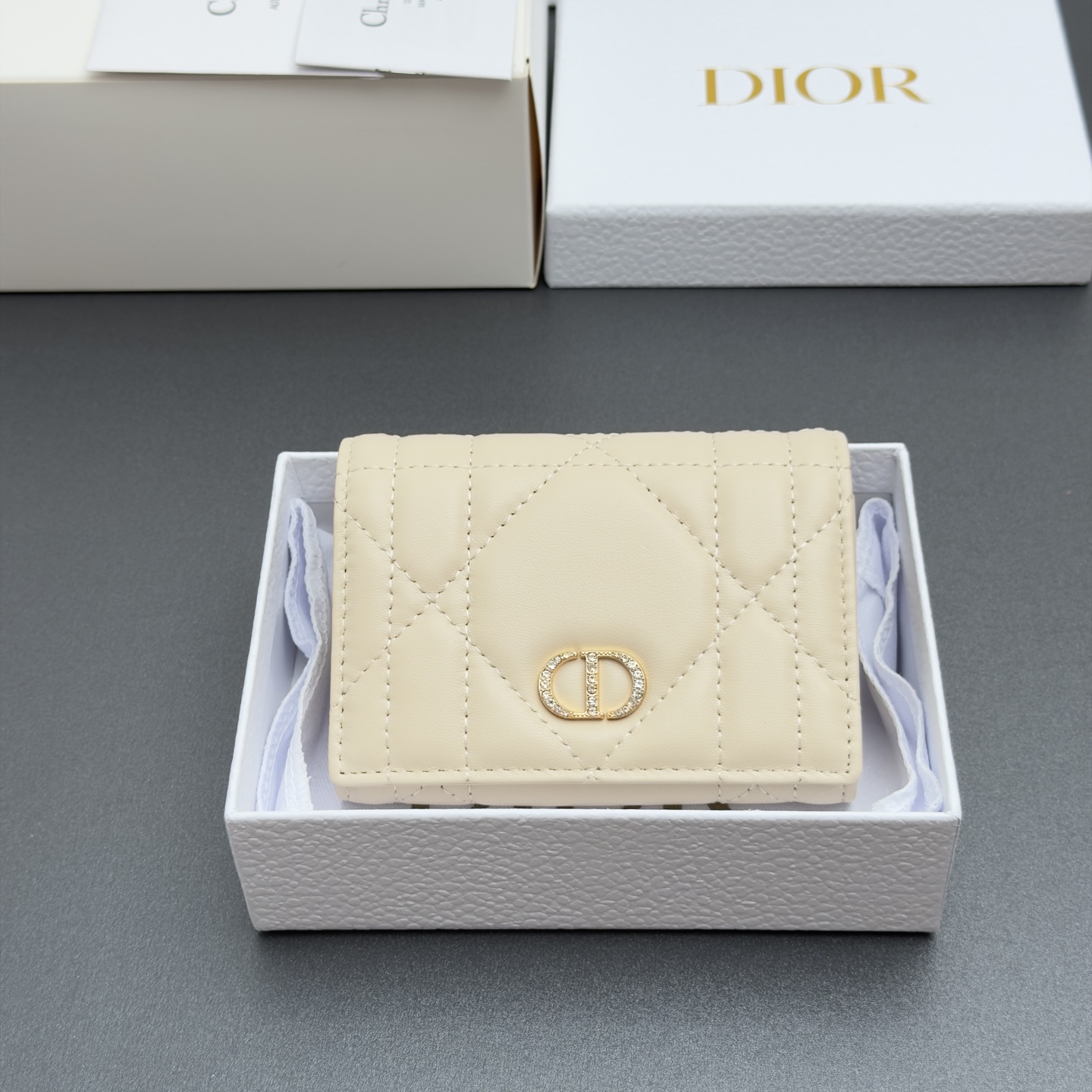 NO:852522,[Caro Glycine Wallet Series] is carefully made of soft sheep leather and other materials, with oversized cannage pattern top stitching, and the front is decorated with gold-finished metal pavé with exquisite white crystals to embellished the brand logo. Elegant and refined, it has 2 card slots, 1 zipper compartment, and 1 spacious internal compartment. Suitable for various occasions. Model S4206 Rouge Rice Oversized Tengger Pattern Sheepskin  Size w11×h7.5×3cm, Dior wallet, dior, wallets, sheepskin19860909【Caro Glycine钱包系列】 采用柔软羊皮革等材料精心制作,搭配超大藤格纹缉面线,正面饰以密镶以精美白色晶体的金色饰面金属点缀品牌标志.高雅精致,设有2个卡糟,1个拉链隔层,1个宽敞的内部隔层.适合各种场合. 型号S4206胭脂米超大腾格纹羊皮 尺寸w11×h7.5×3cm,Dior钱包,dior,wallets,sheepskin,欧美剧