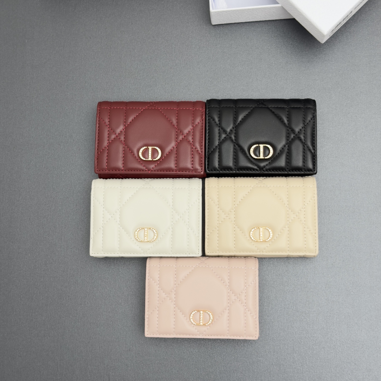 NO:852626,[Caro Glycine Wallet Series] Carefully crafted from soft sheepskin leather and other materials, with oversized cannage pattern topstitching, the front is decorated with gold-finished metal pavé with fine white crystals to embellished the brand logo. Elegant and refined, it has 2 card slots, 1 zipper compartment, and 1 spacious internal compartment. Suitable for various occasions. Model S4206 Oversized Tenglai Sheepskin  Size w11×h7.5×3cm, Dior wallet, dior, wallets, sheepskin19860909【Caro Glycine钱包系列】 采用柔软羊皮革等材料精心制作,搭配超大藤格纹缉面线,正面饰以密镶以精美白色晶体的金色饰面金属点缀品牌标志.高雅精致,设有2个卡糟,1个拉链隔层,1个宽敞的内部隔层.适合各种场合. 型号S4206超大腾格纹羊皮 尺寸w11×h7.5×3cm,Dior钱包,dior,wallets,sheepskin,欧美剧