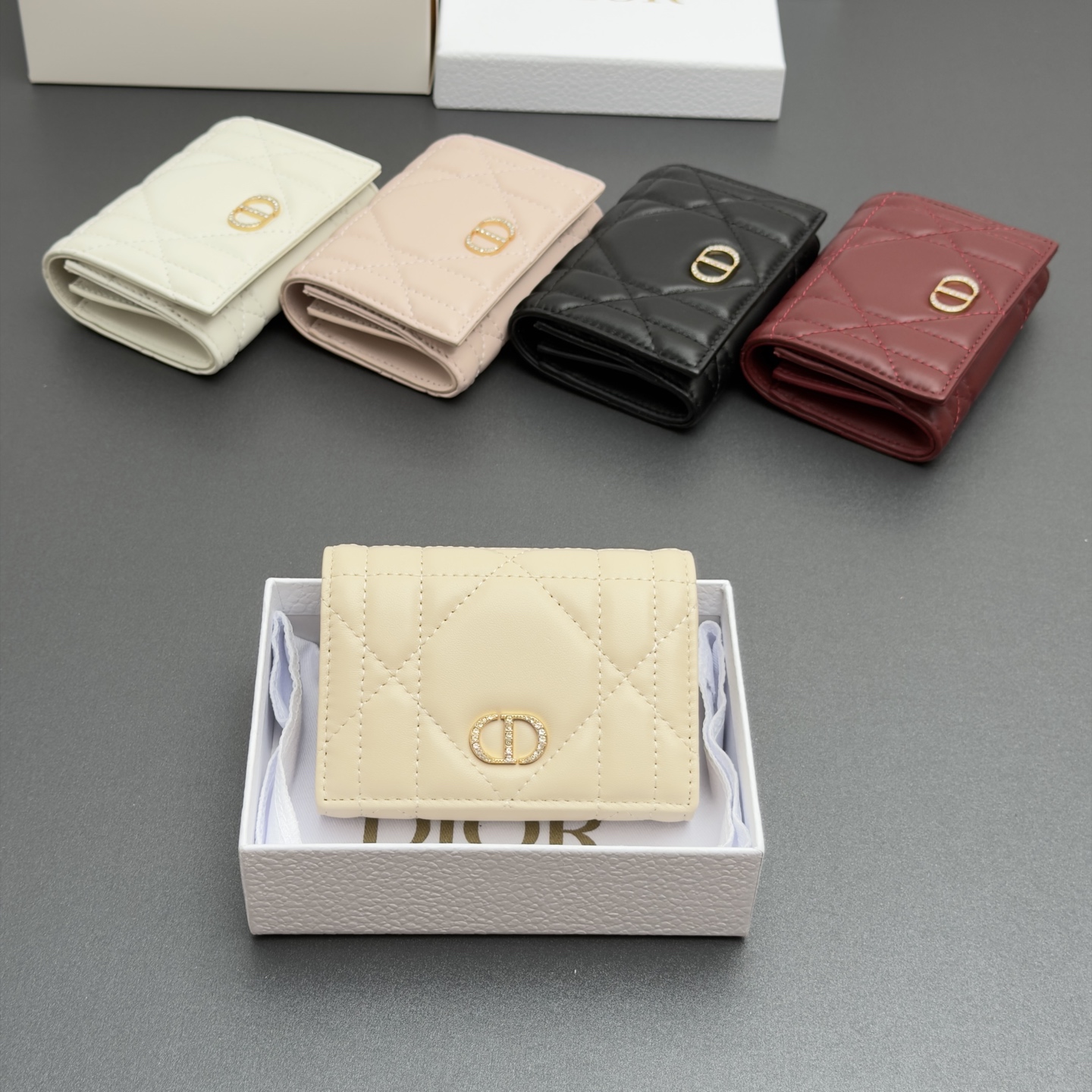 NO:852574,[Caro Glycine Wallet Series] Carefully crafted from soft sheepskin leather and other materials, with oversized cannage pattern topstitching, the front is decorated with gold-finished metal pavé with fine white crystals to embellished the brand logo. Elegant and refined, it has 2 card slots, 1 zipper compartment, and 1 spacious internal compartment. Suitable for various occasions. Model S4206 Oversized Tenglai Sheepskin  Size w11×h7.5×3cm, Dior wallet, dior, wallets, sheepskin19860909【Caro Glycine钱包系列】 采用柔软羊皮革等材料精心制作,搭配超大藤格纹缉面线,正面饰以密镶以精美白色晶体的金色饰面金属点缀品牌标志.高雅精致,设有2个卡糟,1个拉链隔层,1个宽敞的内部隔层.适合各种场合. 型号S4206超大腾格纹羊皮 尺寸w11×h7.5×3cm,Dior钱包,dior,wallets,sheepskin,欧美剧