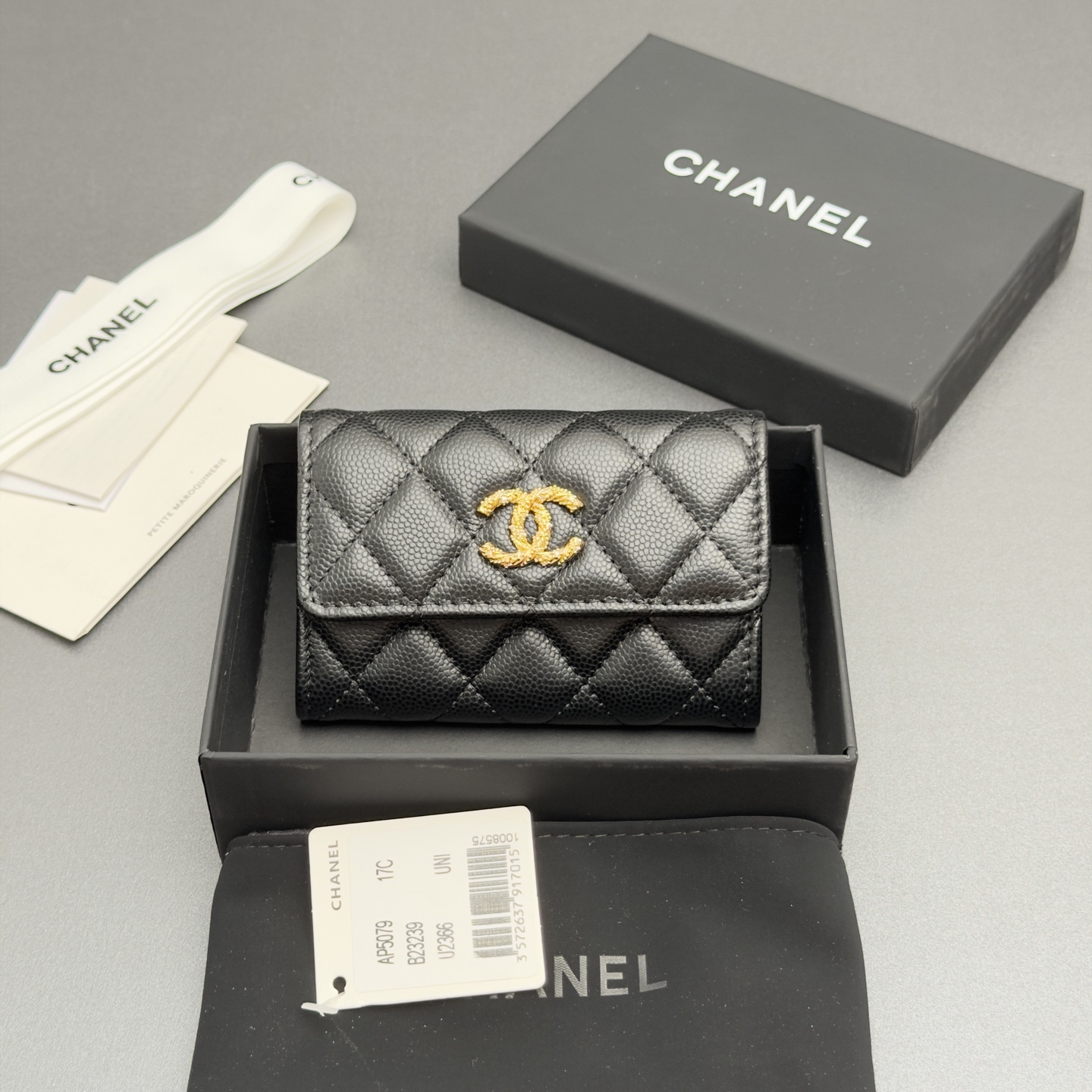 NO:880767,26 new style caviar cowhide with colorful gemstones, fashionable, elegant and refined, card holder series, black fine ball pattern gold hardware, 1 card slot, 1 inner compartment, flip button opening and closing Price: No.: AP 5079 Size: w11xh7cm, chanel wallet, chanel, wallets, cowhide1986090926新款鱼仔酱牛皮搭配多彩宝石 时尚高雅精致,卡包系列 黑色细球纹金色五金 1个卡槽,1个内隔层 翻盖按钮开合 价格: 编号:AP 5079 尺寸:w11xh7cm,chanel钱包,chanel,wallets,cowhide,欧美剧
