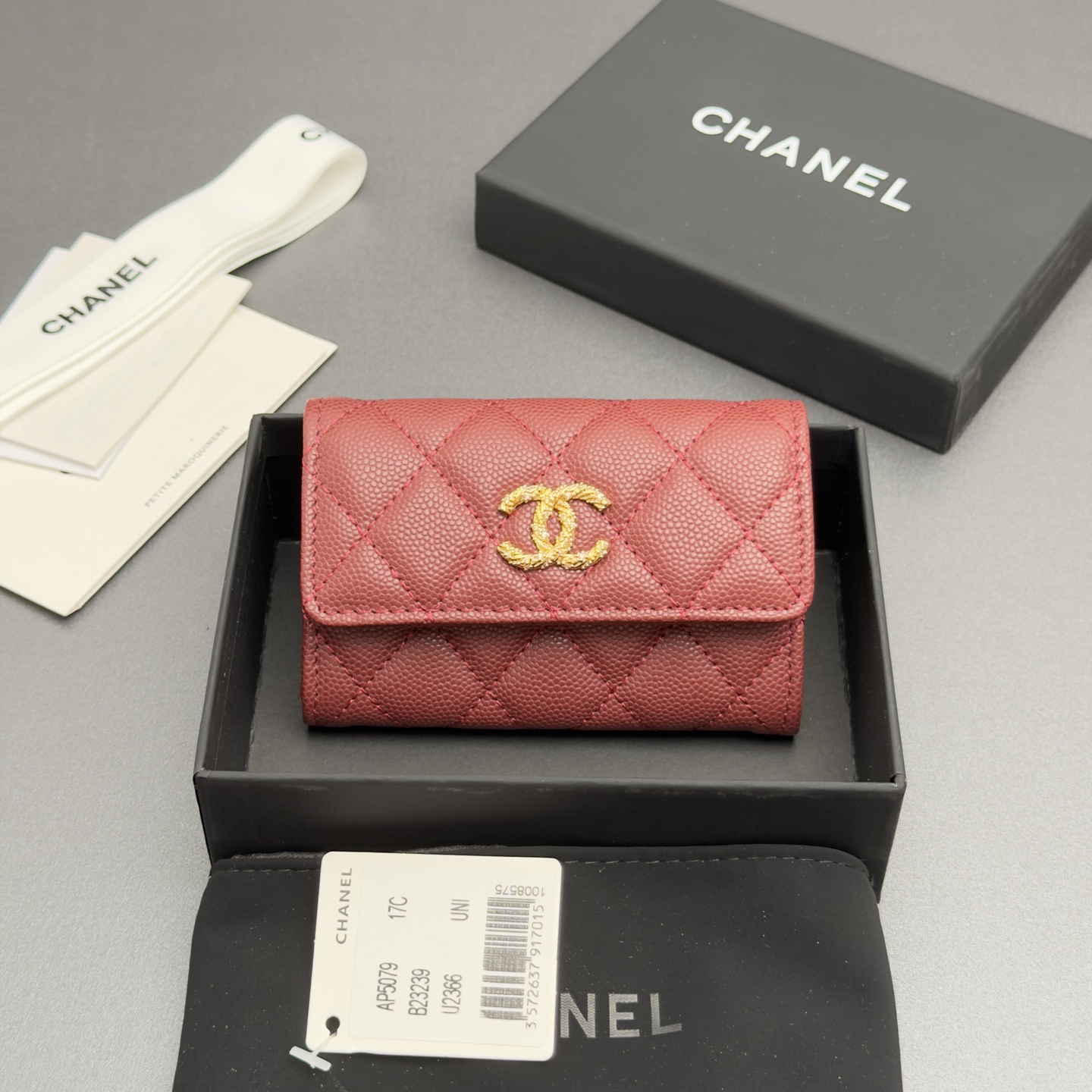 NO:880771,26 new style caviar cowhide with colorful gemstones, fashionable, elegant and refined, card holder series, burgundy fine ball pattern gold hardware, 1 card slot, 1 inner compartment, flip button opening and closing Price: No.: AP 5079 Size: w11xh7cm, chanel wallet, chanel, wallets, cowhide1986090926新款鱼仔酱牛皮搭配多彩宝石 时尚高雅精致,卡包系列 酒红色细球纹金色五金 1个卡槽,1个内隔层 翻盖按钮开合 价格: 编号:AP 5079 尺寸:w11xh7cm,chanel钱包,chanel,wallets,cowhide,欧美剧