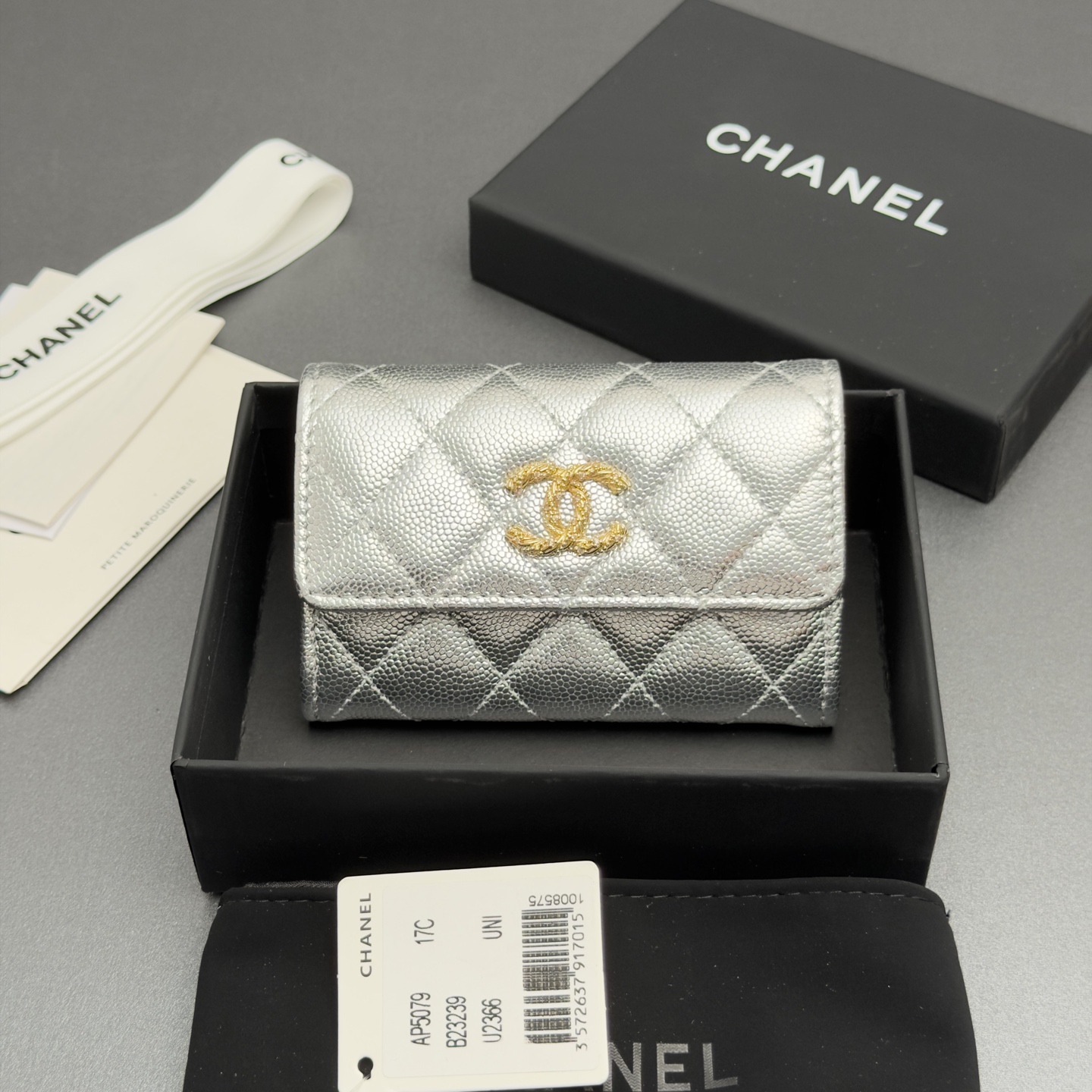 NO:880775,26 new style caviar cowhide with colorful gemstones, fashionable, elegant and refined, card holder series, silver fine ball pattern gold hardware, 1 card slot, 1 inner compartment, flip button opening and closing Price: No.: AP 5079 Size: w11xh7cm, chanel wallet, chanel, wallets, cowhide1986090926新款鱼仔酱牛皮搭配多彩宝石 时尚高雅精致,卡包系列 银色细球纹金色五金 1个卡槽,1个内隔层 翻盖按钮开合 价格: 编号:AP 5079 尺寸:w11xh7cm,chanel钱包,chanel,wallets,cowhide,欧美剧