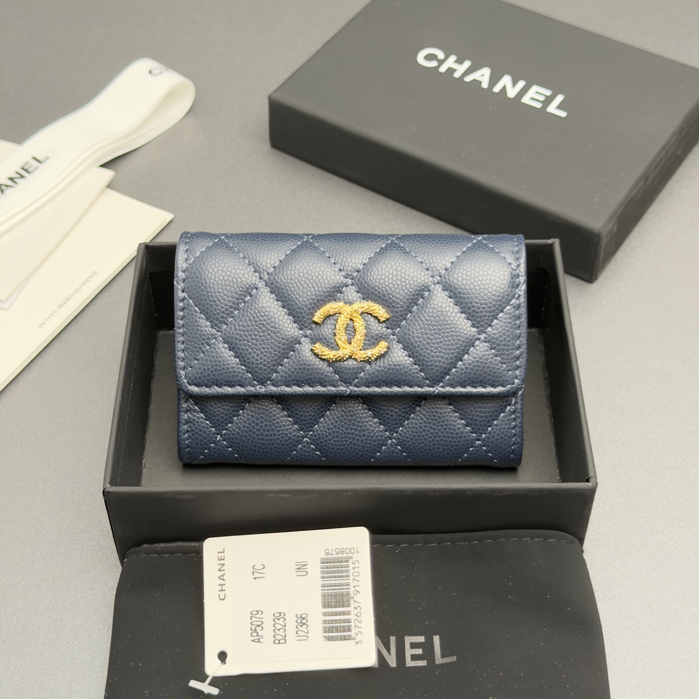 NO:880779,26 new style caviar cowhide with colorful gemstones, fashionable, elegant and refined, card holder series, royal blue fine ball pattern gold hardware, 1 card slot, 1 inner compartment, flip button opening and closing Price: No.: AP 5079 Size: w11xh7cm, chanel wallet, chanel, wallets, cowhide1986090926新款鱼仔酱牛皮搭配多彩宝石 时尚高雅精致,卡包系列 宝蓝色细球纹金色五金 1个卡槽,1个内隔层 翻盖按钮开合 价格: 编号:AP 5079 尺寸:w11xh7cm,chanel钱包,chanel,wallets,cowhide,欧美剧