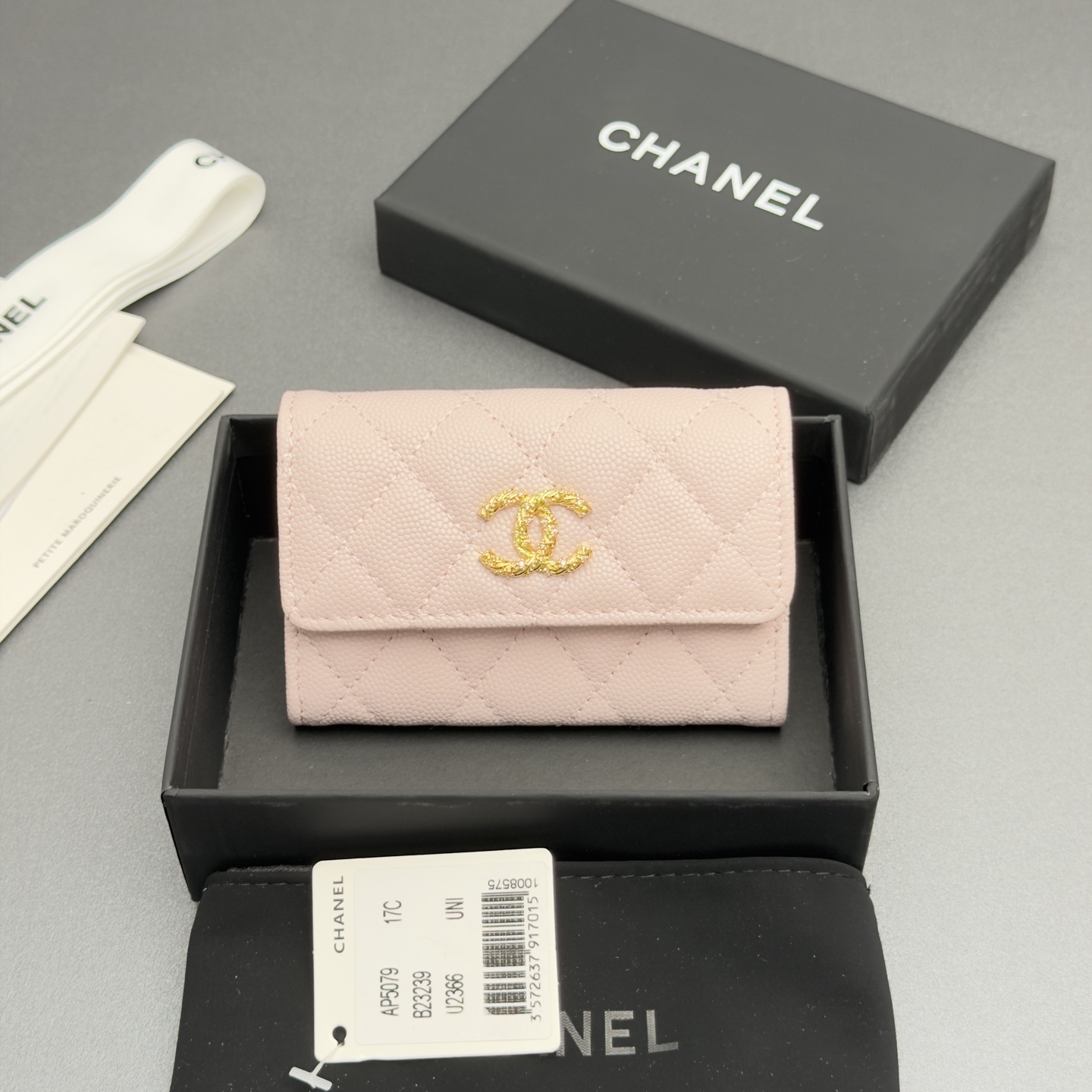 NO:880783,26 new style caviar cowhide with colorful gemstones, fashionable, elegant and refined, card holder series, light pink fine ball pattern gold hardware, 1 card slot, 1 inner compartment, flip button opening and closing Price: No.: AP 5079 Size: w11xh7cm, chanel wallet, chanel, wallets, cowhide1986090926新款鱼仔酱牛皮搭配多彩宝石 时尚高雅精致,卡包系列 浅粉色细球纹金色五金 1个卡槽,1个内隔层 翻盖按钮开合 价格: 编号:AP 5079 尺寸:w11xh7cm,chanel钱包,chanel,wallets,cowhide,欧美剧