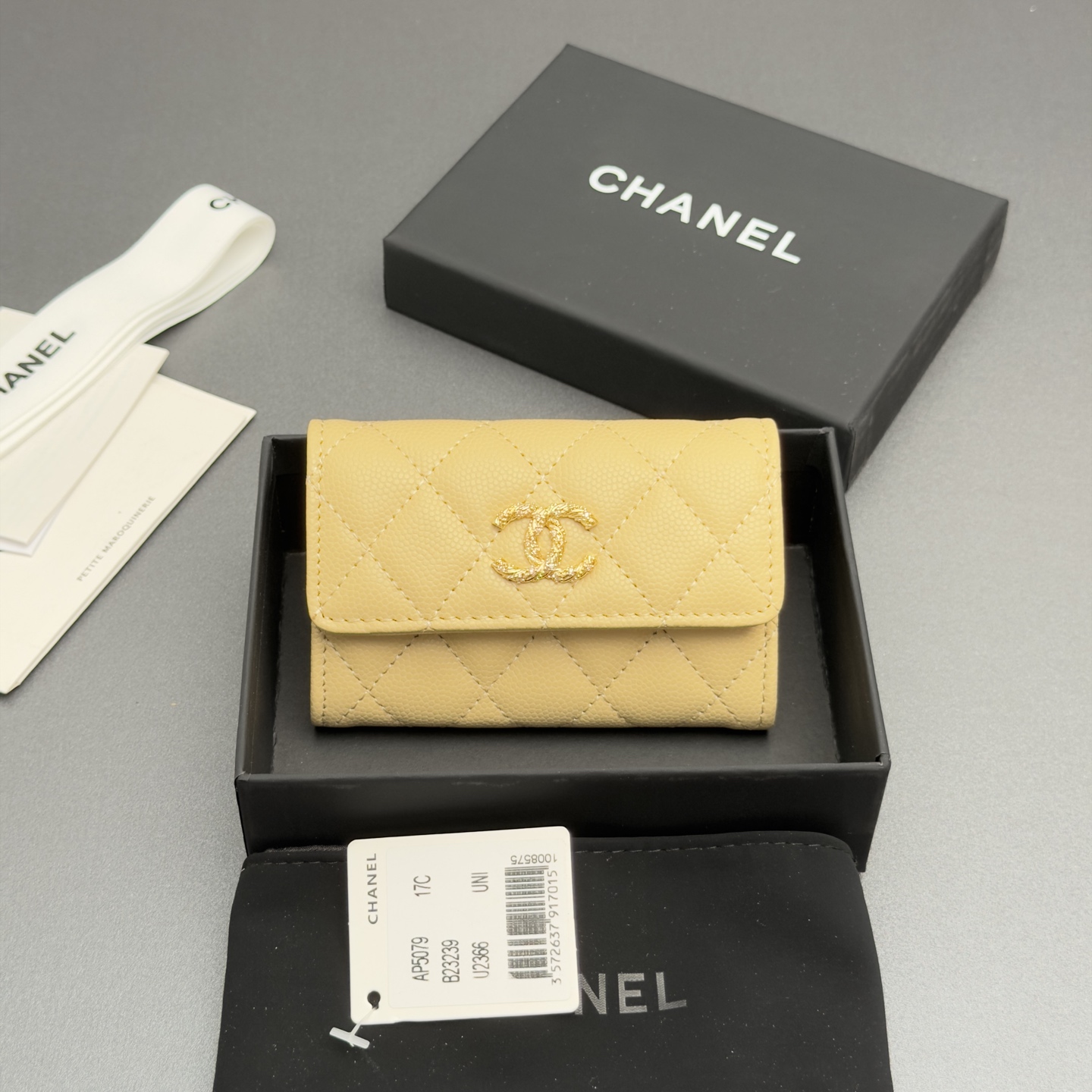 NO:880787,26 new style caviar cowhide with colorful gemstones, fashionable, elegant and refined, card holder series, apricot fine ball pattern gold hardware, 1 card slot, 1 inner compartment, flip button opening and closing Price: No.: AP 5079 Size: w11xh7cm, chanel wallet, chanel, wallets, cowhide1986090926新款鱼仔酱牛皮搭配多彩宝石 时尚高雅精致,卡包系列 杏色细球纹金色五金 1个卡槽,1个内隔层 翻盖按钮开合 价格: 编号:AP 5079 尺寸:w11xh7cm,chanel钱包,chanel,wallets,cowhide,欧美剧