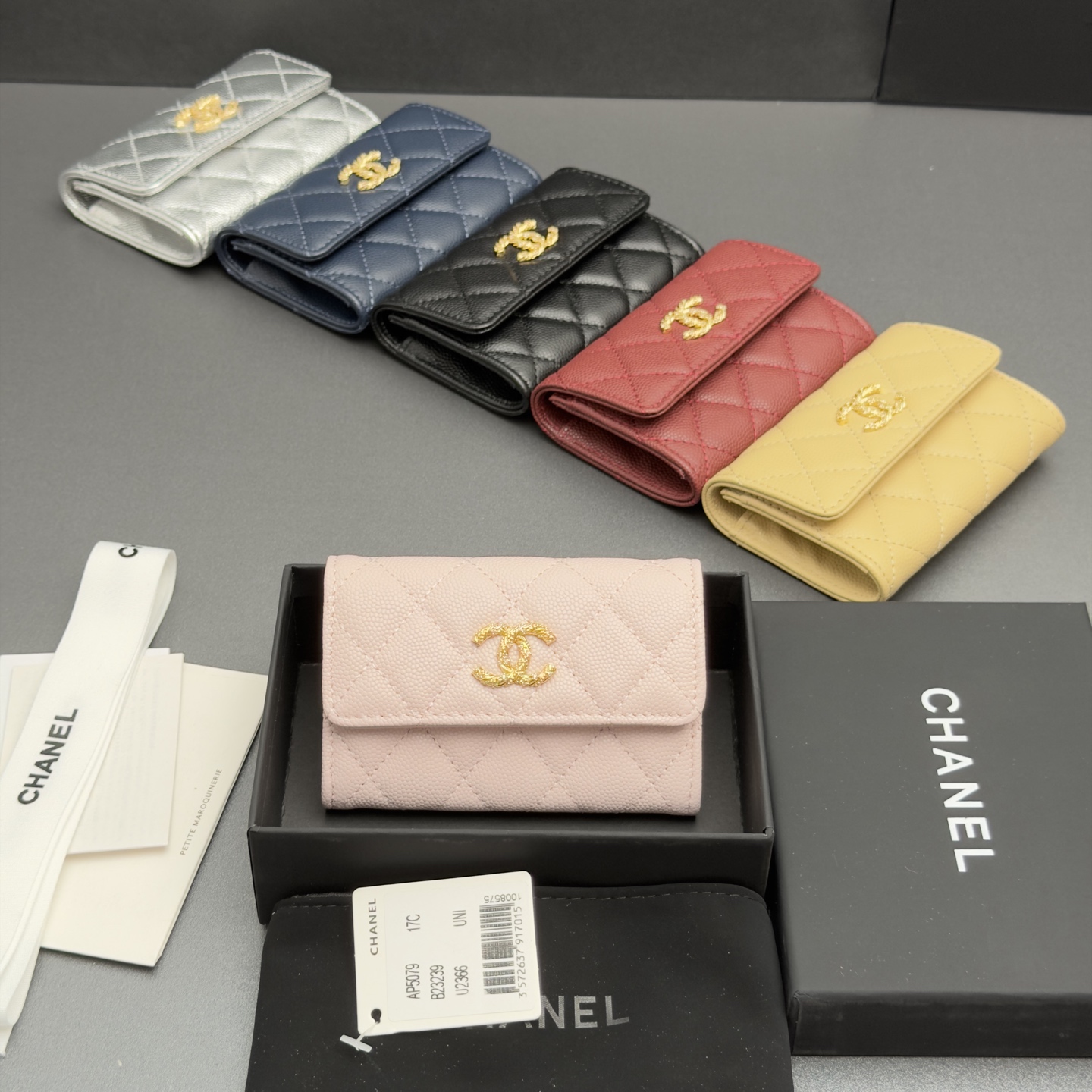 NO:880791,26 new style caviar cowhide with colorful gemstones, fashionable, elegant and refined, card holder series, fine ball gold hardware, 1 card slot, 1 inner compartment, flip button opening and closing Price: No.: AP 5079 Size: w11xh7cm, chanel wallet, chanel, wallets, cowhide1986090926新款鱼仔酱牛皮搭配多彩宝石 时尚高雅精致,卡包系列 细球纹金色五金 1个卡槽,1个内隔层 翻盖按钮开合 价格: 编号:AP 5079 尺寸:w11xh7cm,chanel钱包,chanel,wallets,cowhide,欧美剧
