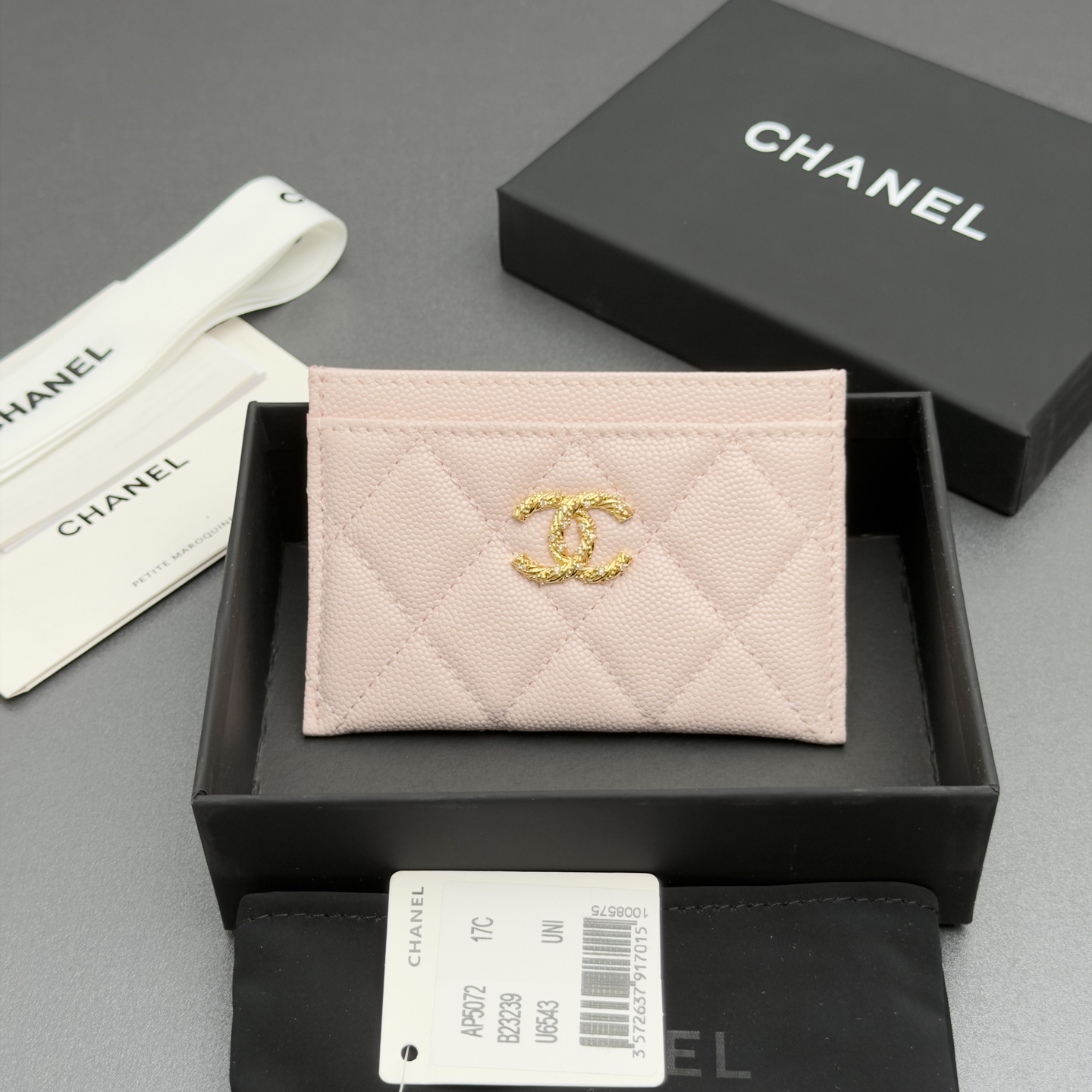 NO:880782,26 new style caviar cowhide with colorful gemstones, fashionable, elegant and refined, card holder series, light pink fine ball pattern gold hardware, 4 card slots (1 middle compartment) Price: No.: AP 5072 Size: w11xh7.5cm, chanel wallet, chanel, wallets, cowhide1986090926新款鱼仔酱牛皮搭配多彩宝石 时尚高雅精致,卡包系列 浅粉色细球纹金色五金 4个卡槽（1个中间隔层） 价格: 编号:AP 5072 尺寸:w11xh7.5cm,chanel钱包,chanel,wallets,cowhide,欧美剧