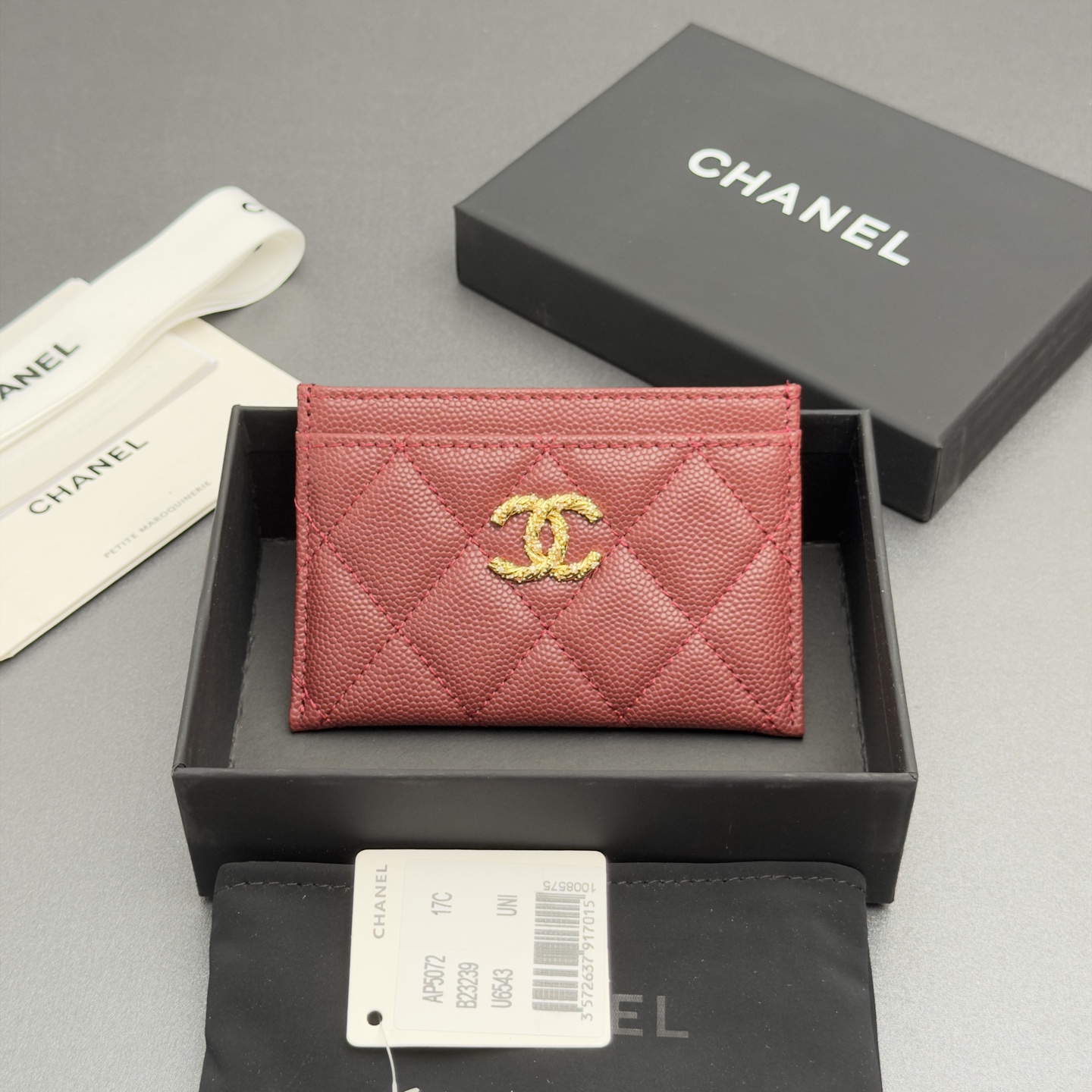 NO:880786,26 new style caviar cowhide with colorful gemstones, fashionable, elegant and refined, card holder series, burgundy fine ball pattern gold hardware, 4 card slots (1 middle compartment) Price: No.: AP 5072 Size: w11xh7.5cm, chanel wallet, chanel, wallets, cowhide1986090926新款鱼仔酱牛皮搭配多彩宝石 时尚高雅精致,卡包系列 酒红色细球纹金色五金 4个卡槽（1个中间隔层） 价格: 编号:AP 5072 尺寸:w11xh7.5cm,chanel钱包,chanel,wallets,cowhide,欧美剧