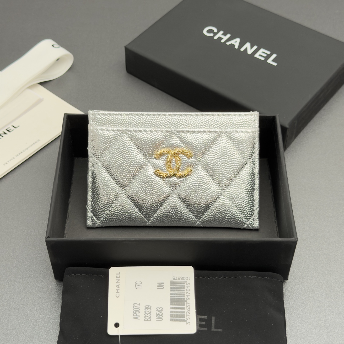 NO:880778,26 new style caviar cowhide with colorful gemstones, fashionable, elegant and refined, card holder series, silver fine ball pattern gold hardware, 4 card slots (1 middle compartment) Price: No.: AP 5072 Size: w11xh7.5cm, chanel wallet, chanel, wallets, cowhide1986090926新款鱼仔酱牛皮搭配多彩宝石 时尚高雅精致,卡包系列 银色细球纹金色五金 4个卡槽（1个中间隔层） 价格: 编号:AP 5072 尺寸:w11xh7.5cm,chanel钱包,chanel,wallets,cowhide,欧美剧