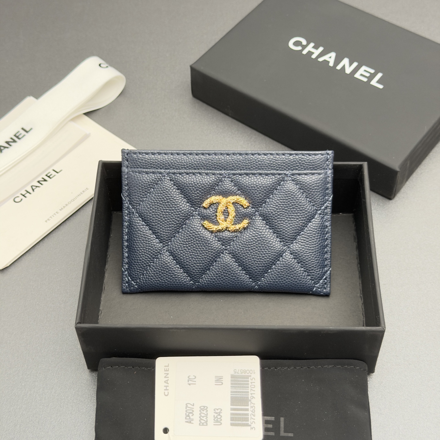 NO:880790,26 new style caviar cowhide with colorful gemstones, fashionable, elegant and refined, card holder series, sapphire fine ball pattern gold hardware, 4 card slots (1 middle compartment) Price: No.: AP 5072 Size: w11xh7.5cm, chanel wallet, chanel, wallets, cowhide1986090926新款鱼仔酱牛皮搭配多彩宝石 时尚高雅精致,卡包系列 宝蓝细球纹金色五金 4个卡槽（1个中间隔层） 价格: 编号:AP 5072 尺寸:w11xh7.5cm,chanel钱包,chanel,wallets,cowhide,欧美剧