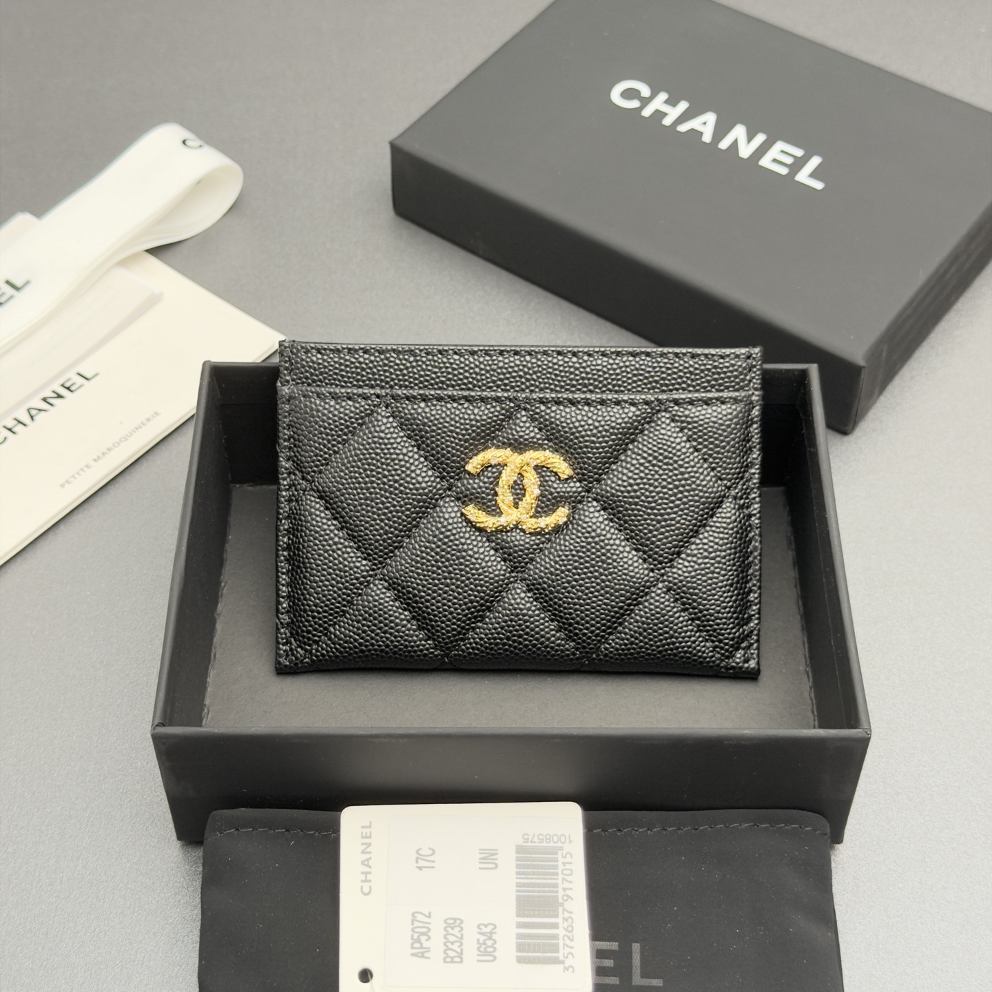 NO:880794,26 new style caviar cowhide with colorful gemstones, fashionable, elegant and refined, card holder series, black fine ball pattern gold hardware, 4 card slots (1 middle compartment) Price: No.: AP 5072 Size: w11xh7.5cm, chanel wallet, chanel, wallets, cowhide1986090926新款鱼仔酱牛皮搭配多彩宝石 时尚高雅精致,卡包系列 黑色细球纹金色五金 4个卡槽（1个中间隔层） 价格: 编号:AP 5072 尺寸:w11xh7.5cm,chanel钱包,chanel,wallets,cowhide,欧美剧