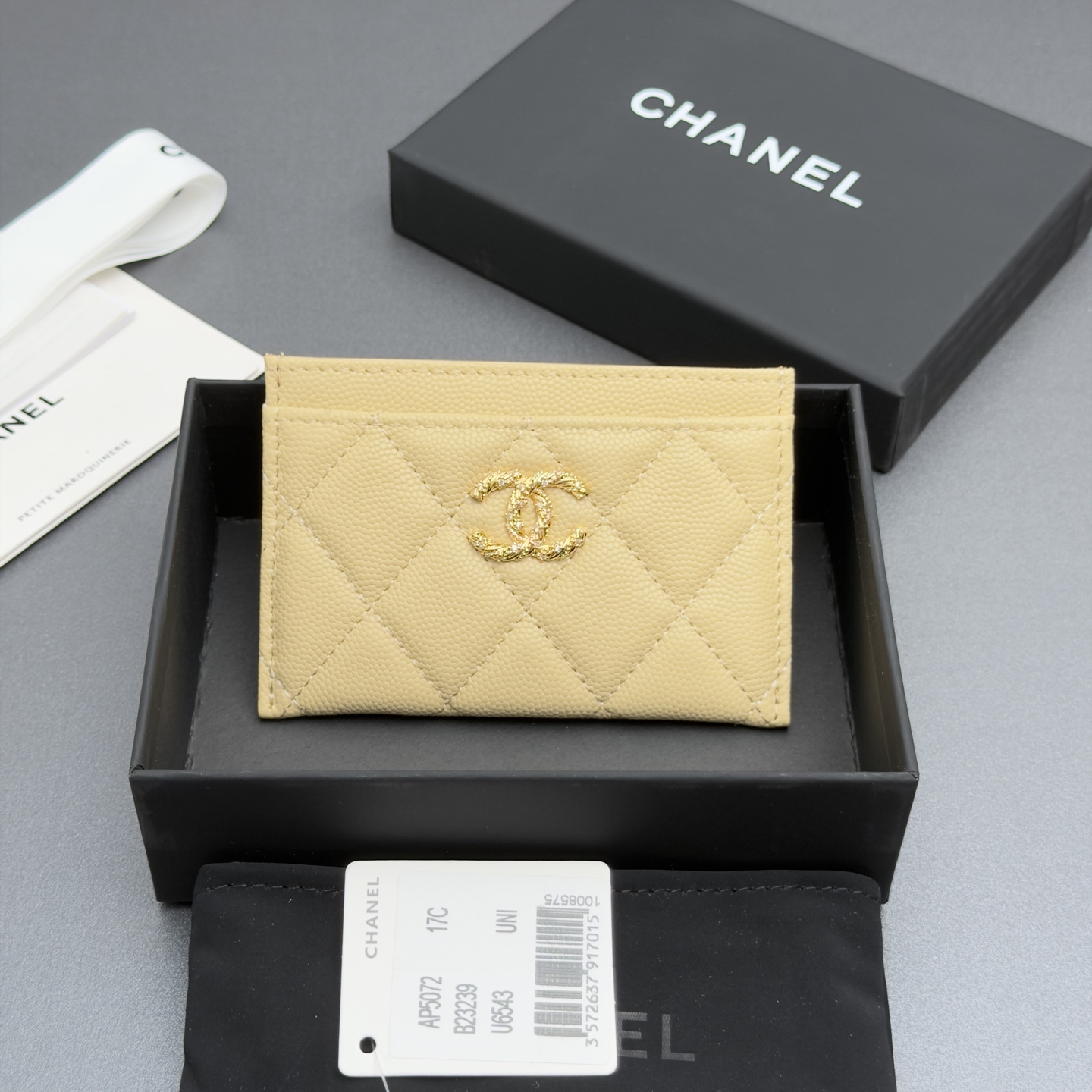 NO:880758,26 new style caviar cowhide with colorful gemstones, fashionable, elegant and refined, card holder series, apricot fine ball pattern gold hardware, 4 card slots (1 middle compartment) Price: No.: AP 5072 Size: w11xh7.5cm, chanel wallet, chanel, wallets, cowhide1986090926新款鱼仔酱牛皮搭配多彩宝石 时尚高雅精致,卡包系列 杏色细球纹金色五金 4个卡槽（1个中间隔层） 价格: 编号:AP 5072 尺寸:w11xh7.5cm,chanel钱包,chanel,wallets,cowhide,欧美剧