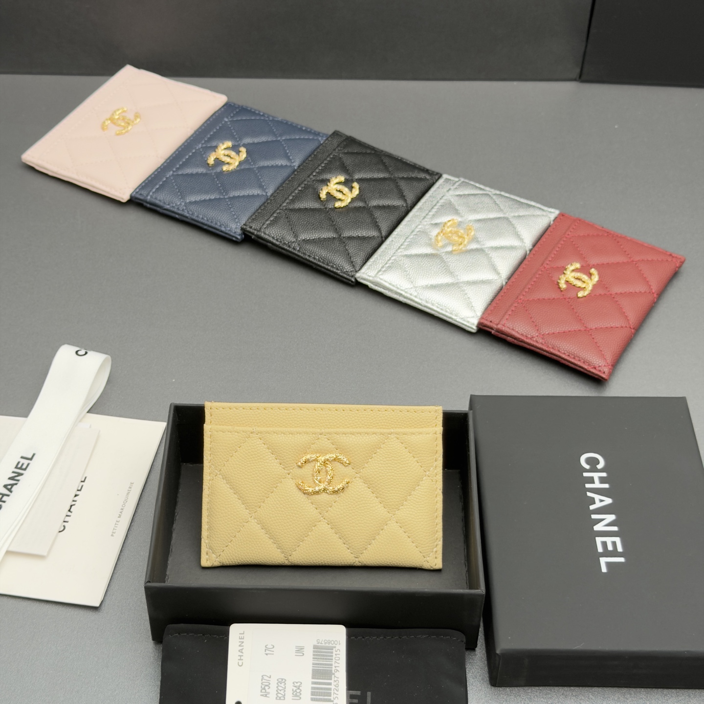 NO:880721,26 new style caviar cowhide with colorful gemstones, fashionable, elegant and refined, card holder series, fine ball pattern gold hardware, 4 card slots (1 middle compartment) Price: No.: AP 5072 Size: w11xh7.5cm, chanel wallet, chanel, wallets, cowhide1986090926新款鱼仔酱牛皮搭配多彩宝石 时尚高雅精致,卡包系列 细球纹金色五金 4个卡槽（1个中间隔层） 价格: 编号:AP 5072 尺寸:w11xh7.5cm,chanel钱包,chanel,wallets,cowhide,欧美剧