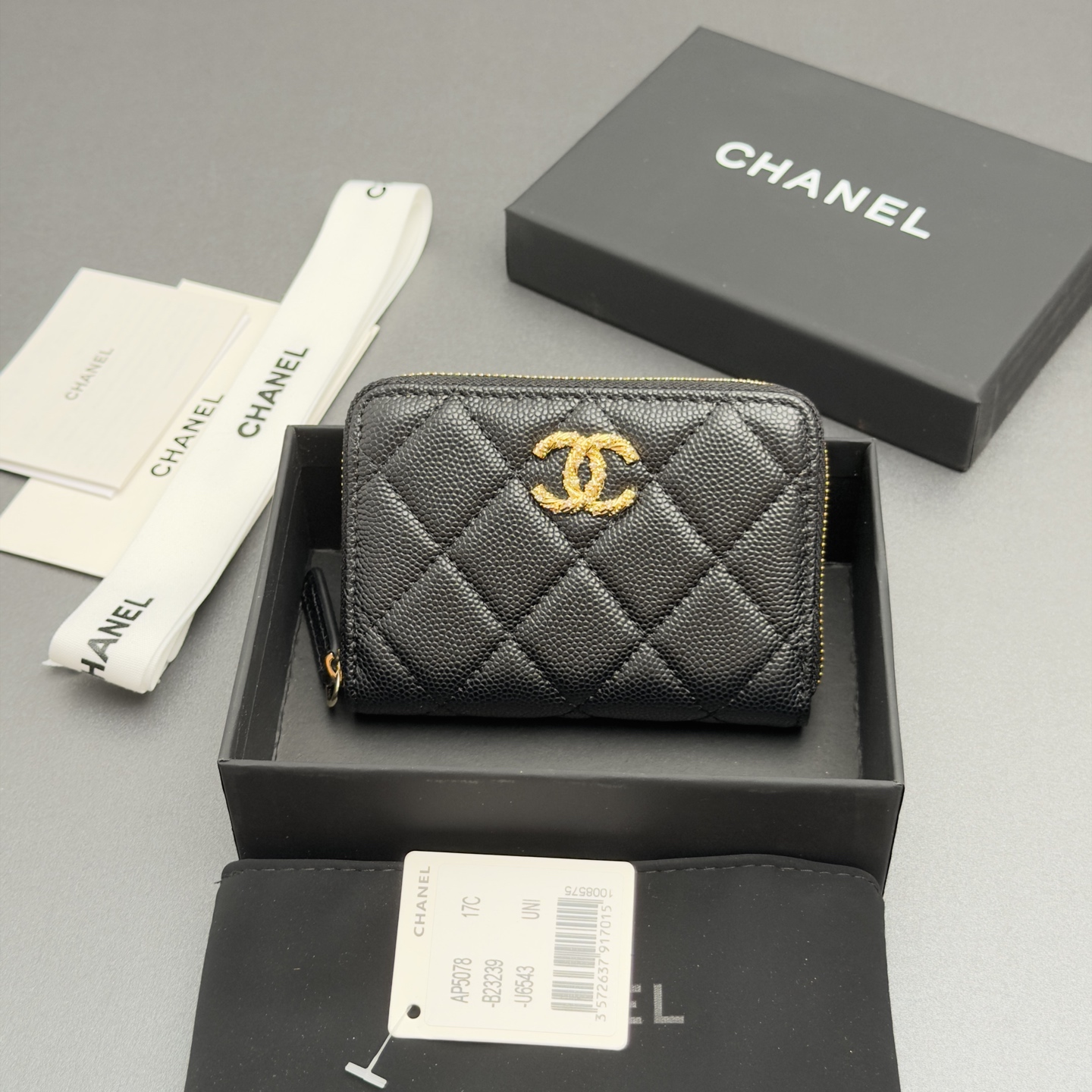 NO:880795,26 new style caviar cowhide with colorful gemstones, fashionable, elegant and exquisite, small zipper bag series, black fine ball pattern gold hardware, 3 card slot compartments (can hold cards and banknotes) Price: No.: AP Size: w11xh7.5xd2cm, chanel wallet, chanel, wallets, cowhide1986090926新款鱼仔酱牛皮搭配多彩宝石 时尚高雅精致,小拉链包系列 黑色细球纹金色五金 3个卡槽隔层（可放卡,放钞票） 价格: 编号:AP 尺寸:w11xh7.5xd2cm,chanel钱包,chanel,wallets,cowhide,欧美剧