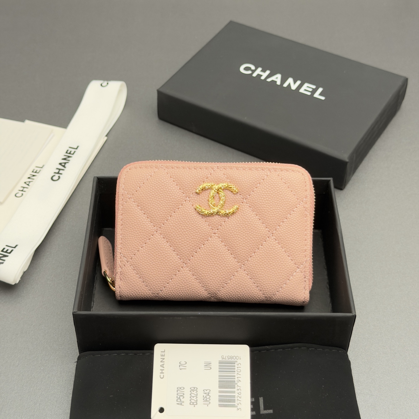 NO:880799,26 new style caviar cowhide with colorful gemstones, fashionable, elegant and refined, small zipper bag series, pink fine ball pattern gold hardware, 3 card slot compartments (can hold cards and banknotes) Price: No.: AP Size: w11xh7.5xd2cm, chanel wallet, chanel, wallets, cowhide1986090926新款鱼仔酱牛皮搭配多彩宝石 时尚高雅精致,小拉链包系列 粉色细球纹金色五金 3个卡槽隔层（可放卡,放钞票） 价格: 编号:AP 尺寸:w11xh7.5xd2cm,chanel钱包,chanel,wallets,cowhide,欧美剧