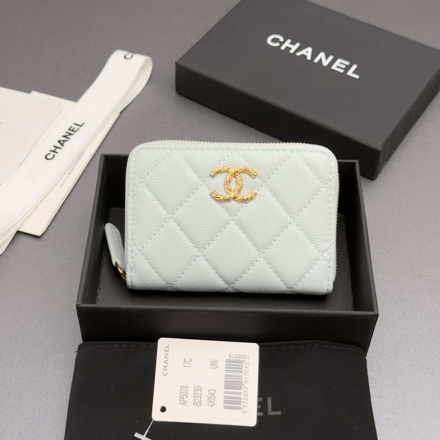 NO:880802,26 new style caviar cowhide with colorful gemstones, fashionable, elegant and exquisite, small zipper bag series, light blue fine ball pattern gold hardware, 3 card slot compartments (can hold cards and banknotes) Price: No.: AP Size: w11xh7.5xd2cm, chanel wallet, chanel, wallets, cowhide1986090926新款鱼仔酱牛皮搭配多彩宝石 时尚高雅精致,小拉链包系列 浅蓝色细球纹金色五金 3个卡槽隔层（可放卡,放钞票） 价格: 编号:AP 尺寸:w11xh7.5xd2cm,chanel钱包,chanel,wallets,cowhide,欧美剧