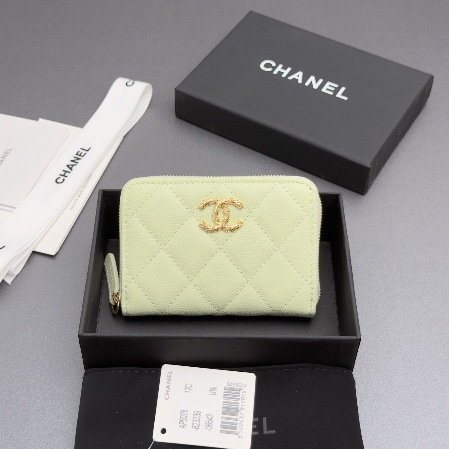 NO:880807,26 new style caviar cowhide with colorful gems, fashionable, elegant and exquisite, small zipper bag series, light green fine ball pattern gold hardware, 3 card slot compartments (can hold cards and banknotes) Price: No.: AP Size: w11xh7.5xd2cm, chanel wallet, chanel, wallets, cowhide1986090926新款鱼仔酱牛皮搭配多彩宝石 时尚高雅精致,小拉链包系列 浅绿色细球纹金色五金 3个卡槽隔层（可放卡,放钞票） 价格: 编号:AP 尺寸:w11xh7.5xd2cm,chanel钱包,chanel,wallets,cowhide,欧美剧